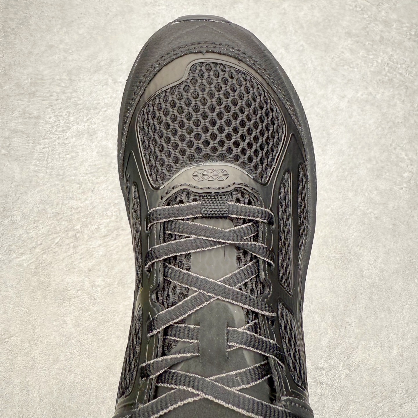 图片[4]-＃福利特价 HOKA ONE ONE Clifton 克里夫顿9代专业性能减震公路跑步鞋 轻盈透气的针织网面和纱线的使用让鞋面更挺拔 增强鞋面的强度和支撑性能 搭配柔软的鞋舌 让双脚在舒适包裹中跑的更加畅快 全新泡棉中底 柔软的同时增强回弹性能 为不同跑者提供更平稳流畅的脚感 带来全面的缓冲保护 根据人体工程学设计的延长拉襟 后跟处弹软的海绵填充舒适固定 避免掉跟和摩擦 相比上一代光滑的内衬 Clifton 9的内衬增强了摩擦力 避免双脚在鞋内滑动 尺码：36 36.5 37.5 38 38.5 39 40 40.5 41 42 42.5 43 44 44.5 45-选品中心