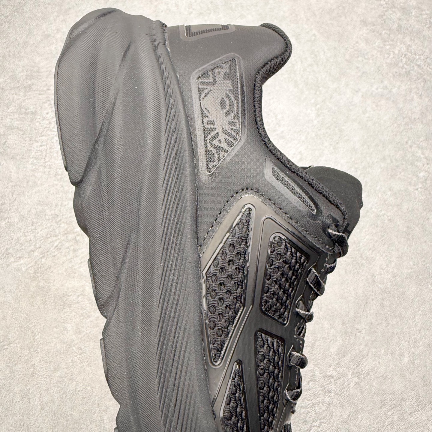 图片[6]-＃福利特价 HOKA ONE ONE Clifton 克里夫顿9代专业性能减震公路跑步鞋 轻盈透气的针织网面和纱线的使用让鞋面更挺拔 增强鞋面的强度和支撑性能 搭配柔软的鞋舌 让双脚在舒适包裹中跑的更加畅快 全新泡棉中底 柔软的同时增强回弹性能 为不同跑者提供更平稳流畅的脚感 带来全面的缓冲保护 根据人体工程学设计的延长拉襟 后跟处弹软的海绵填充舒适固定 避免掉跟和摩擦 相比上一代光滑的内衬 Clifton 9的内衬增强了摩擦力 避免双脚在鞋内滑动 尺码：36 36.5 37.5 38 38.5 39 40 40.5 41 42 42.5 43 44 44.5 45-选品中心