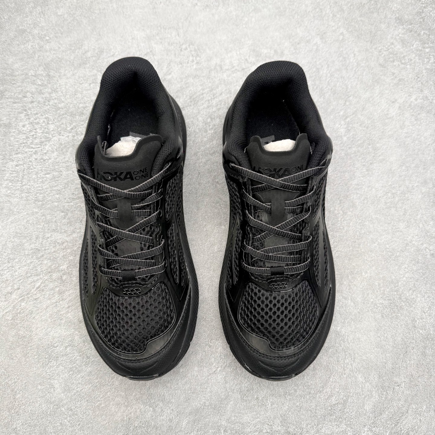 图片[2]-＃福利特价 HOKA ONE ONE Clifton 克里夫顿9代专业性能减震公路跑步鞋 轻盈透气的针织网面和纱线的使用让鞋面更挺拔 增强鞋面的强度和支撑性能 搭配柔软的鞋舌 让双脚在舒适包裹中跑的更加畅快 全新泡棉中底 柔软的同时增强回弹性能 为不同跑者提供更平稳流畅的脚感 带来全面的缓冲保护 根据人体工程学设计的延长拉襟 后跟处弹软的海绵填充舒适固定 避免掉跟和摩擦 相比上一代光滑的内衬 Clifton 9的内衬增强了摩擦力 避免双脚在鞋内滑动 尺码：36 36.5 37.5 38 38.5 39 40 40.5 41 42 42.5 43 44 44.5 45-选品中心