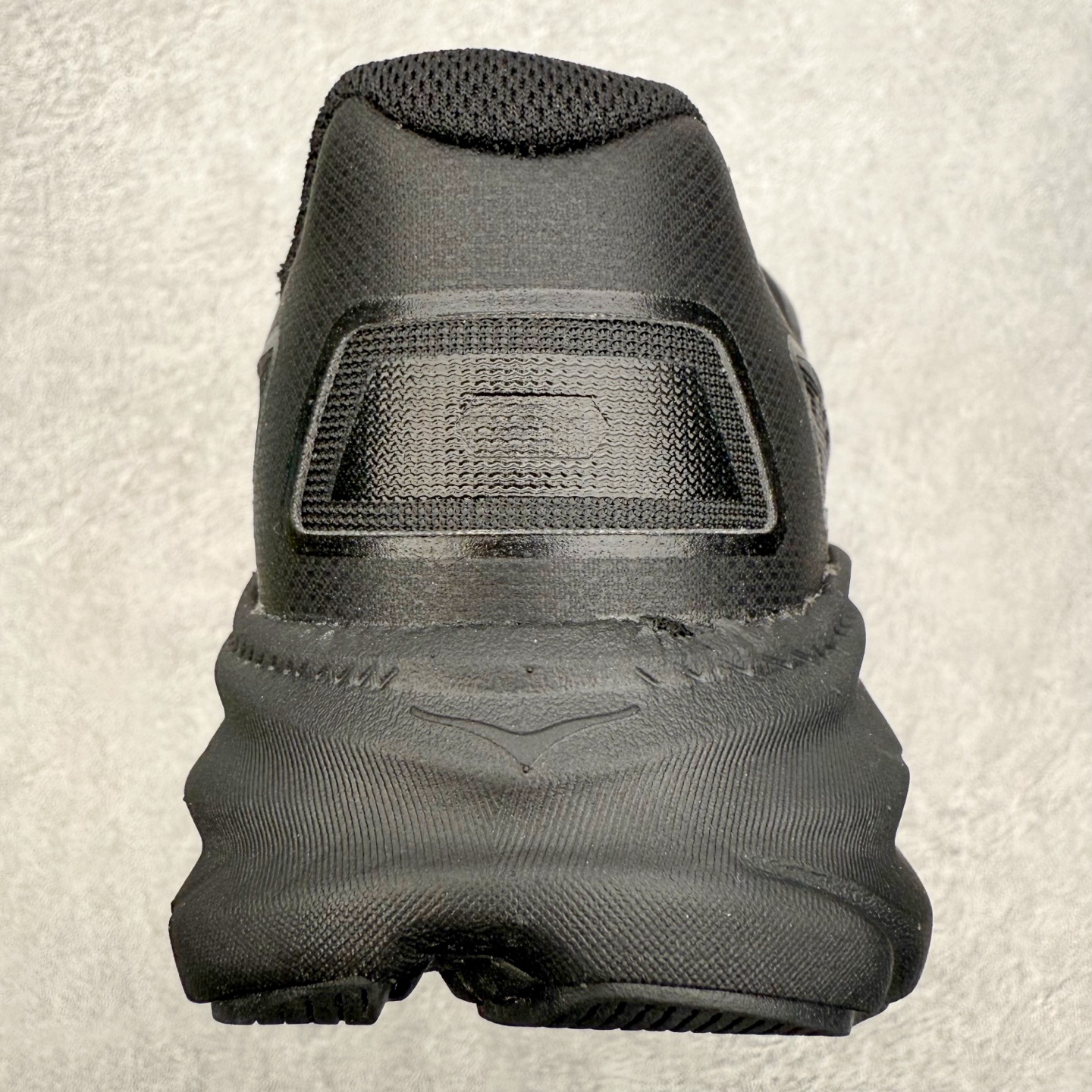 图片[8]-＃福利特价 HOKA ONE ONE Clifton 克里夫顿9代专业性能减震公路跑步鞋 轻盈透气的针织网面和纱线的使用让鞋面更挺拔 增强鞋面的强度和支撑性能 搭配柔软的鞋舌 让双脚在舒适包裹中跑的更加畅快 全新泡棉中底 柔软的同时增强回弹性能 为不同跑者提供更平稳流畅的脚感 带来全面的缓冲保护 根据人体工程学设计的延长拉襟 后跟处弹软的海绵填充舒适固定 避免掉跟和摩擦 相比上一代光滑的内衬 Clifton 9的内衬增强了摩擦力 避免双脚在鞋内滑动 尺码：36 36.5 37.5 38 38.5 39 40 40.5 41 42 42.5 43 44 44.5 45-选品中心