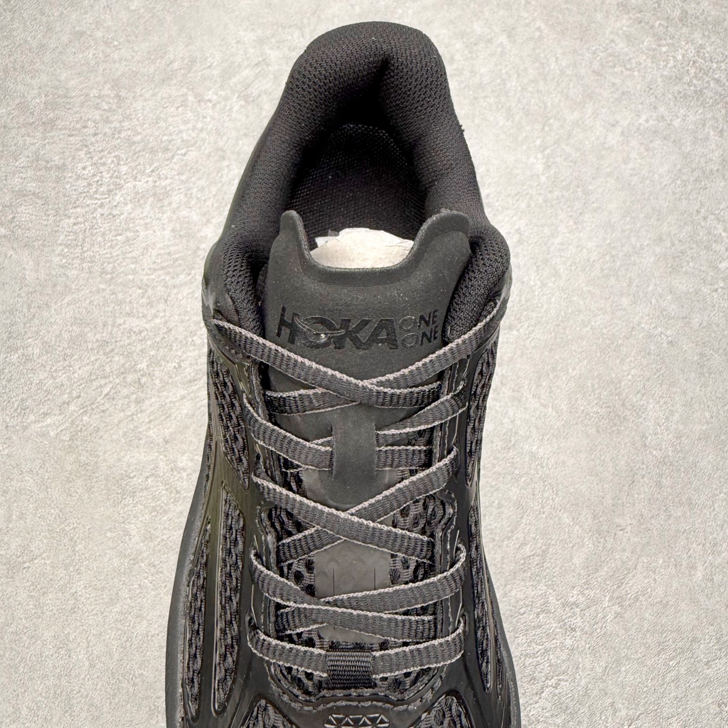 图片[5]-＃福利特价 HOKA ONE ONE Clifton 克里夫顿9代专业性能减震公路跑步鞋 轻盈透气的针织网面和纱线的使用让鞋面更挺拔 增强鞋面的强度和支撑性能 搭配柔软的鞋舌 让双脚在舒适包裹中跑的更加畅快 全新泡棉中底 柔软的同时增强回弹性能 为不同跑者提供更平稳流畅的脚感 带来全面的缓冲保护 根据人体工程学设计的延长拉襟 后跟处弹软的海绵填充舒适固定 避免掉跟和摩擦 相比上一代光滑的内衬 Clifton 9的内衬增强了摩擦力 避免双脚在鞋内滑动 尺码：36 36.5 37.5 38 38.5 39 40 40.5 41 42 42.5 43 44 44.5 45-选品中心