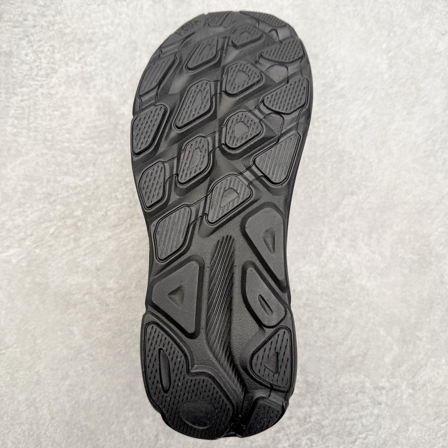 图片[9]-＃福利特价 HOKA ONE ONE Clifton 克里夫顿9代专业性能减震公路跑步鞋 轻盈透气的针织网面和纱线的使用让鞋面更挺拔 增强鞋面的强度和支撑性能 搭配柔软的鞋舌 让双脚在舒适包裹中跑的更加畅快 全新泡棉中底 柔软的同时增强回弹性能 为不同跑者提供更平稳流畅的脚感 带来全面的缓冲保护 根据人体工程学设计的延长拉襟 后跟处弹软的海绵填充舒适固定 避免掉跟和摩擦 相比上一代光滑的内衬 Clifton 9的内衬增强了摩擦力 避免双脚在鞋内滑动 尺码：36 36.5 37.5 38 38.5 39 40 40.5 41 42 42.5 43 44 44.5 45-选品中心