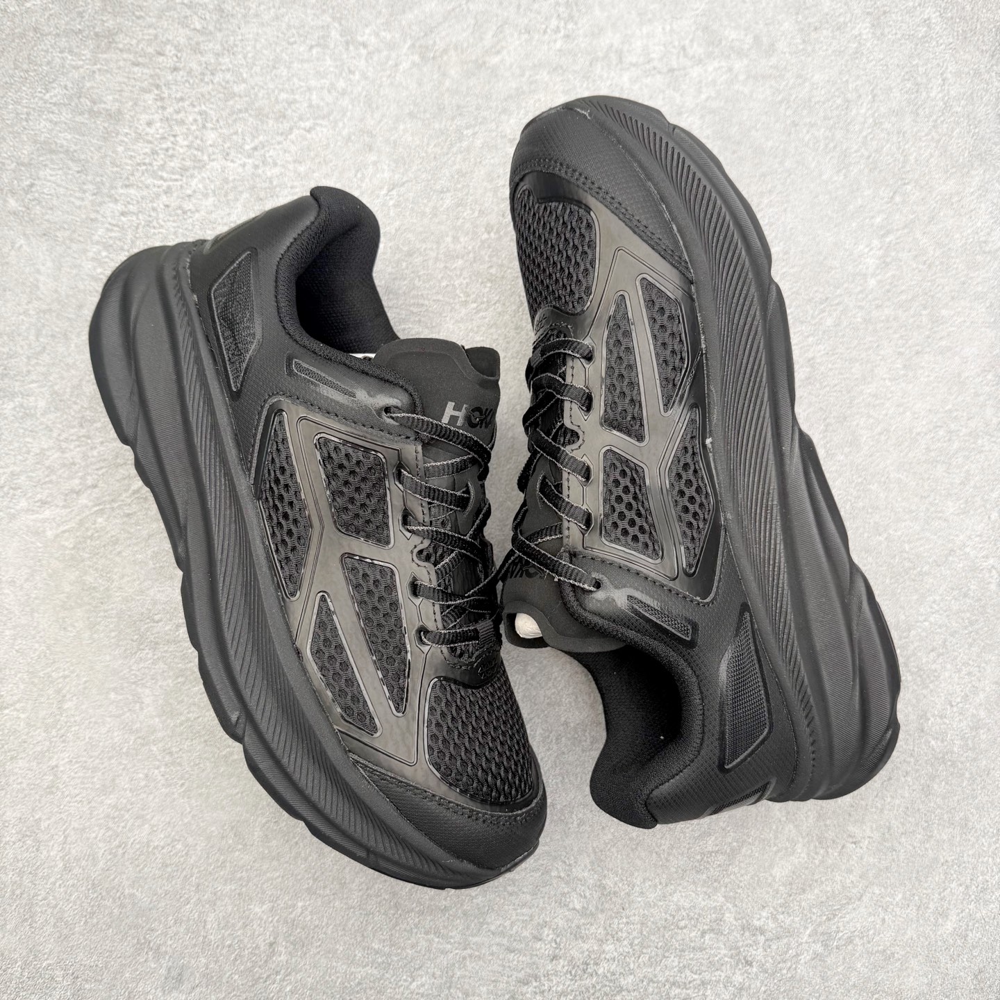 图片[3]-＃福利特价 HOKA ONE ONE Clifton 克里夫顿9代专业性能减震公路跑步鞋 轻盈透气的针织网面和纱线的使用让鞋面更挺拔 增强鞋面的强度和支撑性能 搭配柔软的鞋舌 让双脚在舒适包裹中跑的更加畅快 全新泡棉中底 柔软的同时增强回弹性能 为不同跑者提供更平稳流畅的脚感 带来全面的缓冲保护 根据人体工程学设计的延长拉襟 后跟处弹软的海绵填充舒适固定 避免掉跟和摩擦 相比上一代光滑的内衬 Clifton 9的内衬增强了摩擦力 避免双脚在鞋内滑动 尺码：36 36.5 37.5 38 38.5 39 40 40.5 41 42 42.5 43 44 44.5 45-选品中心