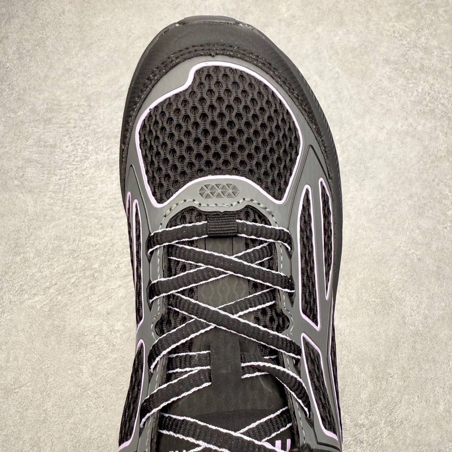 图片[4]-＃福利特价 HOKA ONE ONE Clifton 克里夫顿9代专业性能减震公路跑步鞋 轻盈透气的针织网面和纱线的使用让鞋面更挺拔 增强鞋面的强度和支撑性能 搭配柔软的鞋舌 让双脚在舒适包裹中跑的更加畅快 全新泡棉中底 柔软的同时增强回弹性能 为不同跑者提供更平稳流畅的脚感 带来全面的缓冲保护 根据人体工程学设计的延长拉襟 后跟处弹软的海绵填充舒适固定 避免掉跟和摩擦 相比上一代光滑的内衬 Clifton 9的内衬增强了摩擦力 避免双脚在鞋内滑动 尺码：36 36.5 37.5 38 38.5 39 40 40.5 41 42 42.5 43 44 44.5 45-选品中心