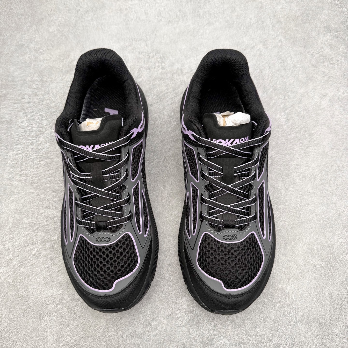 图片[2]-＃福利特价 HOKA ONE ONE Clifton 克里夫顿9代专业性能减震公路跑步鞋 轻盈透气的针织网面和纱线的使用让鞋面更挺拔 增强鞋面的强度和支撑性能 搭配柔软的鞋舌 让双脚在舒适包裹中跑的更加畅快 全新泡棉中底 柔软的同时增强回弹性能 为不同跑者提供更平稳流畅的脚感 带来全面的缓冲保护 根据人体工程学设计的延长拉襟 后跟处弹软的海绵填充舒适固定 避免掉跟和摩擦 相比上一代光滑的内衬 Clifton 9的内衬增强了摩擦力 避免双脚在鞋内滑动 尺码：36 36.5 37.5 38 38.5 39 40 40.5 41 42 42.5 43 44 44.5 45-选品中心