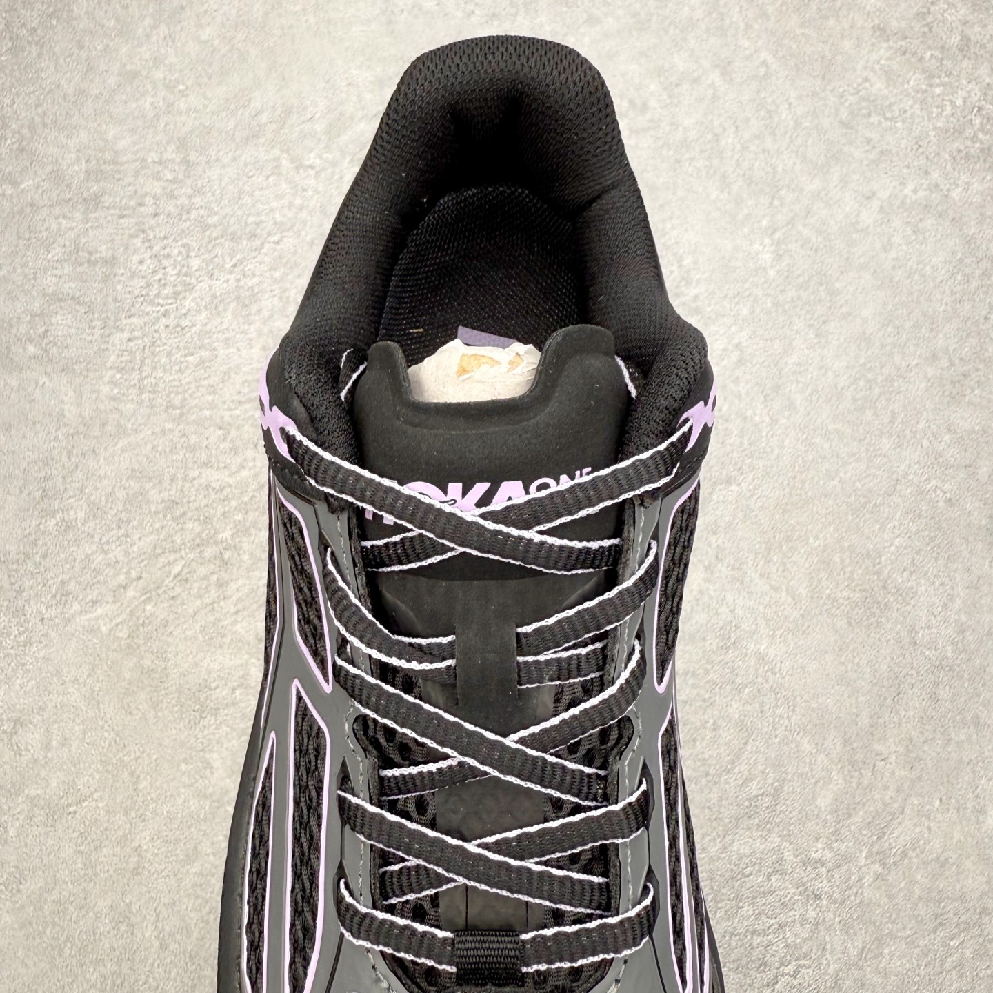 图片[5]-＃福利特价 HOKA ONE ONE Clifton 克里夫顿9代专业性能减震公路跑步鞋 轻盈透气的针织网面和纱线的使用让鞋面更挺拔 增强鞋面的强度和支撑性能 搭配柔软的鞋舌 让双脚在舒适包裹中跑的更加畅快 全新泡棉中底 柔软的同时增强回弹性能 为不同跑者提供更平稳流畅的脚感 带来全面的缓冲保护 根据人体工程学设计的延长拉襟 后跟处弹软的海绵填充舒适固定 避免掉跟和摩擦 相比上一代光滑的内衬 Clifton 9的内衬增强了摩擦力 避免双脚在鞋内滑动 尺码：36 36.5 37.5 38 38.5 39 40 40.5 41 42 42.5 43 44 44.5 45-选品中心