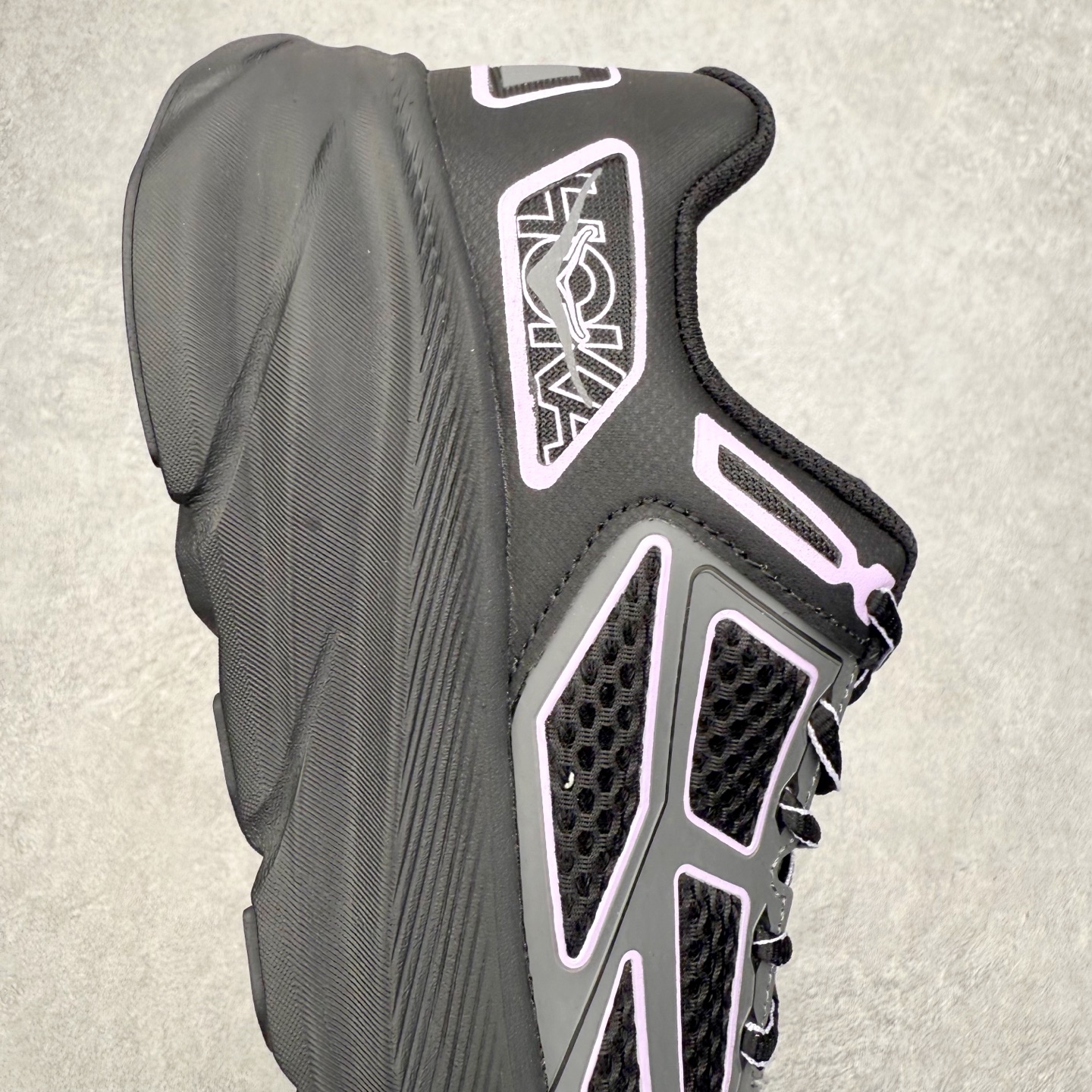 图片[6]-＃福利特价 HOKA ONE ONE Clifton 克里夫顿9代专业性能减震公路跑步鞋 轻盈透气的针织网面和纱线的使用让鞋面更挺拔 增强鞋面的强度和支撑性能 搭配柔软的鞋舌 让双脚在舒适包裹中跑的更加畅快 全新泡棉中底 柔软的同时增强回弹性能 为不同跑者提供更平稳流畅的脚感 带来全面的缓冲保护 根据人体工程学设计的延长拉襟 后跟处弹软的海绵填充舒适固定 避免掉跟和摩擦 相比上一代光滑的内衬 Clifton 9的内衬增强了摩擦力 避免双脚在鞋内滑动 尺码：36 36.5 37.5 38 38.5 39 40 40.5 41 42 42.5 43 44 44.5 45-选品中心