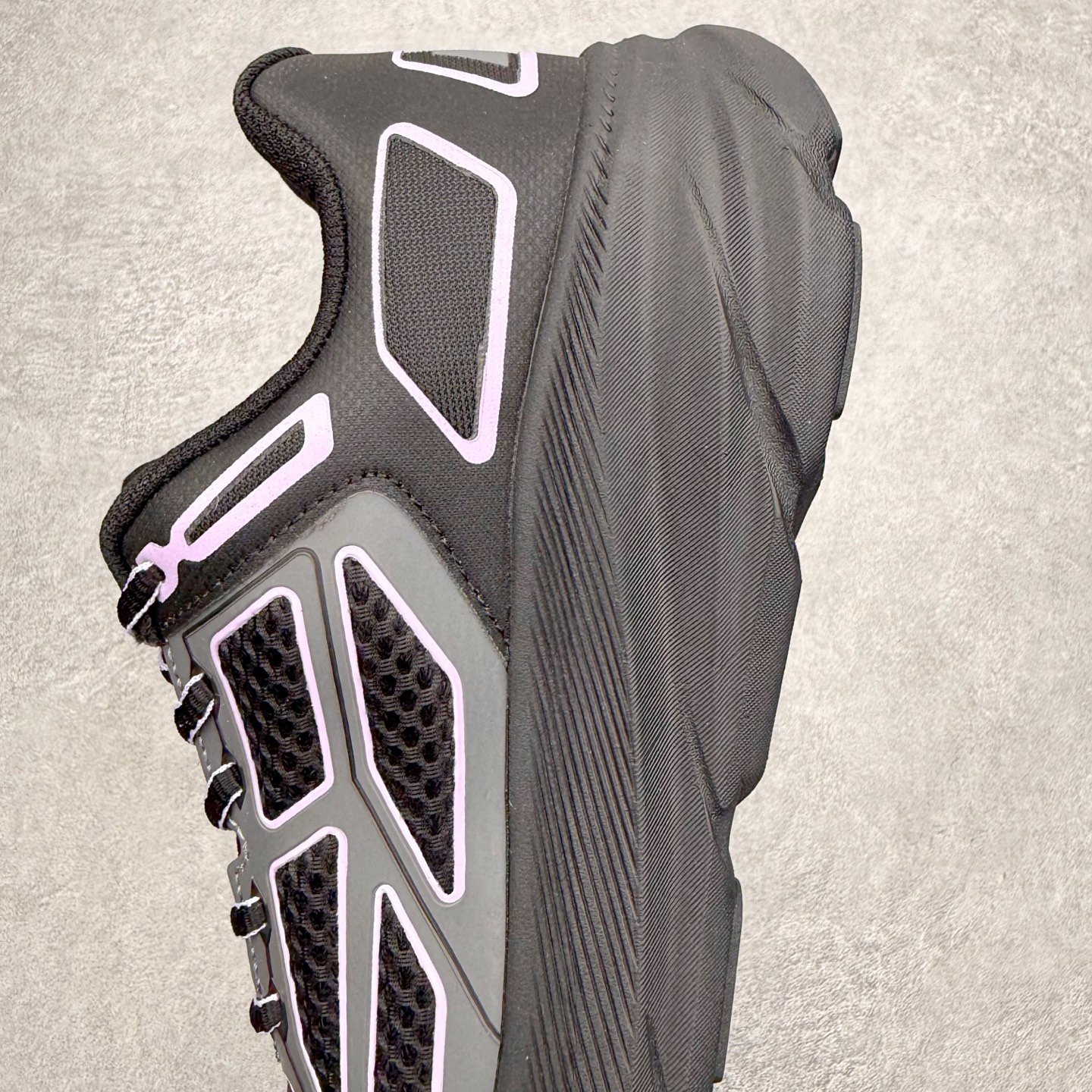 图片[7]-＃福利特价 HOKA ONE ONE Clifton 克里夫顿9代专业性能减震公路跑步鞋 轻盈透气的针织网面和纱线的使用让鞋面更挺拔 增强鞋面的强度和支撑性能 搭配柔软的鞋舌 让双脚在舒适包裹中跑的更加畅快 全新泡棉中底 柔软的同时增强回弹性能 为不同跑者提供更平稳流畅的脚感 带来全面的缓冲保护 根据人体工程学设计的延长拉襟 后跟处弹软的海绵填充舒适固定 避免掉跟和摩擦 相比上一代光滑的内衬 Clifton 9的内衬增强了摩擦力 避免双脚在鞋内滑动 尺码：36 36.5 37.5 38 38.5 39 40 40.5 41 42 42.5 43 44 44.5 45-选品中心