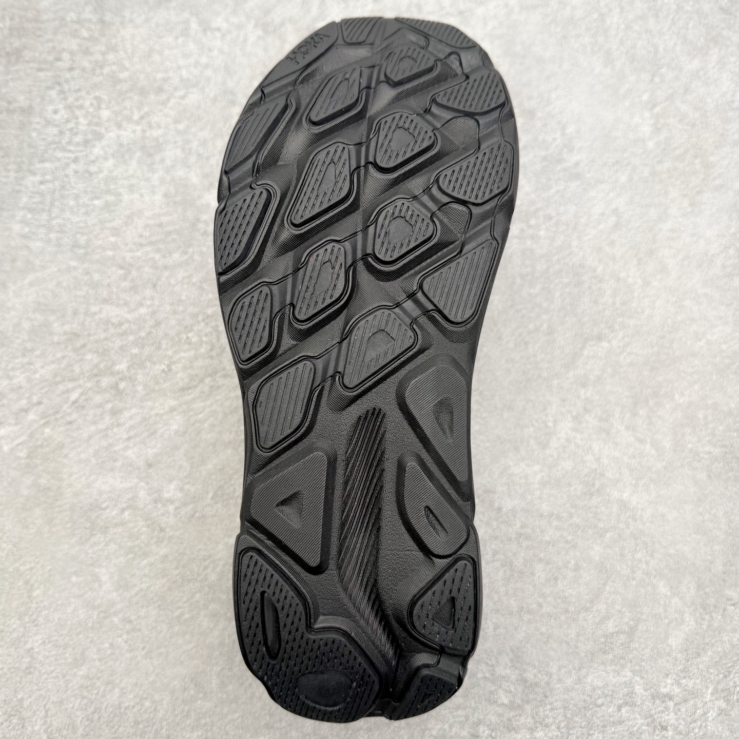 图片[9]-＃福利特价 HOKA ONE ONE Clifton 克里夫顿9代专业性能减震公路跑步鞋 轻盈透气的针织网面和纱线的使用让鞋面更挺拔 增强鞋面的强度和支撑性能 搭配柔软的鞋舌 让双脚在舒适包裹中跑的更加畅快 全新泡棉中底 柔软的同时增强回弹性能 为不同跑者提供更平稳流畅的脚感 带来全面的缓冲保护 根据人体工程学设计的延长拉襟 后跟处弹软的海绵填充舒适固定 避免掉跟和摩擦 相比上一代光滑的内衬 Clifton 9的内衬增强了摩擦力 避免双脚在鞋内滑动 尺码：36 36.5 37.5 38 38.5 39 40 40.5 41 42 42.5 43 44 44.5 45-选品中心