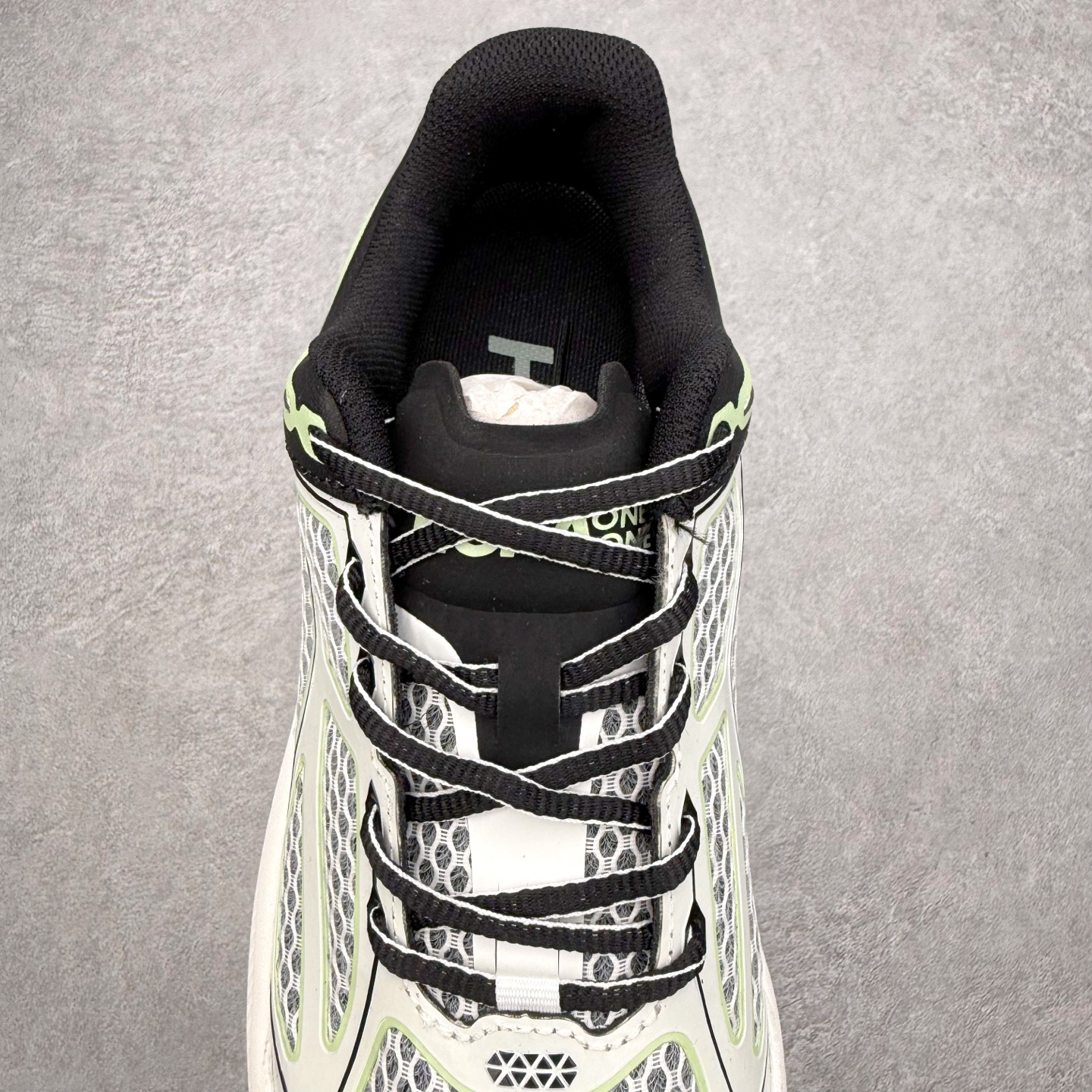 图片[5]-＃福利特价 HOKA ONE ONE Clifton 克里夫顿9代专业性能减震公路跑步鞋 轻盈透气的针织网面和纱线的使用让鞋面更挺拔 增强鞋面的强度和支撑性能 搭配柔软的鞋舌 让双脚在舒适包裹中跑的更加畅快 全新泡棉中底 柔软的同时增强回弹性能 为不同跑者提供更平稳流畅的脚感 带来全面的缓冲保护 根据人体工程学设计的延长拉襟 后跟处弹软的海绵填充舒适固定 避免掉跟和摩擦 相比上一代光滑的内衬 Clifton 9的内衬增强了摩擦力 避免双脚在鞋内滑动 尺码：36 36.5 37.5 38 38.5 39 40 40.5 41 42 42.5 43 44 44.5 45-选品中心