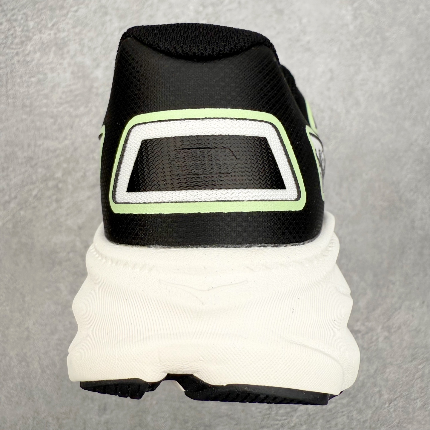 图片[8]-＃福利特价 HOKA ONE ONE Clifton 克里夫顿9代专业性能减震公路跑步鞋 轻盈透气的针织网面和纱线的使用让鞋面更挺拔 增强鞋面的强度和支撑性能 搭配柔软的鞋舌 让双脚在舒适包裹中跑的更加畅快 全新泡棉中底 柔软的同时增强回弹性能 为不同跑者提供更平稳流畅的脚感 带来全面的缓冲保护 根据人体工程学设计的延长拉襟 后跟处弹软的海绵填充舒适固定 避免掉跟和摩擦 相比上一代光滑的内衬 Clifton 9的内衬增强了摩擦力 避免双脚在鞋内滑动 尺码：36 36.5 37.5 38 38.5 39 40 40.5 41 42 42.5 43 44 44.5 45-选品中心