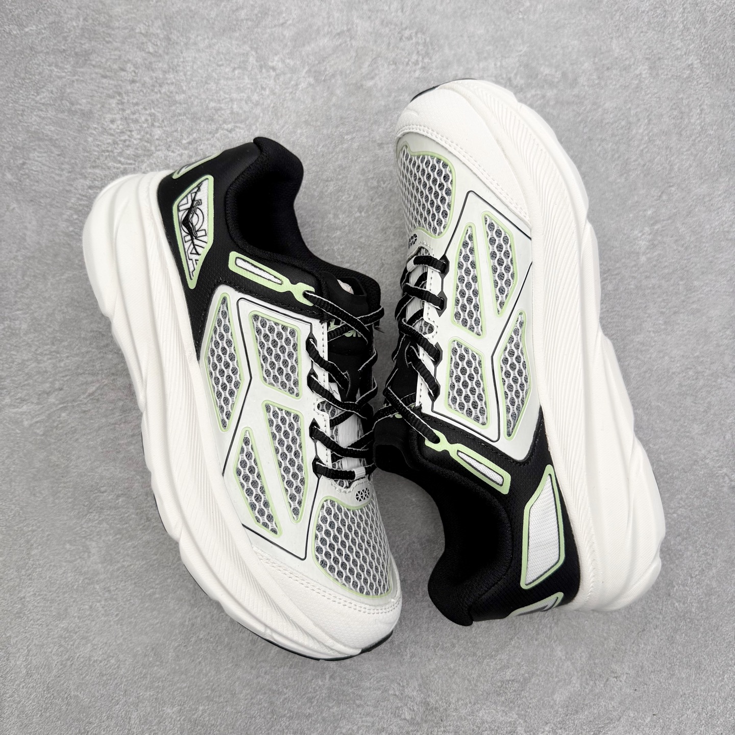 图片[3]-＃福利特价 HOKA ONE ONE Clifton 克里夫顿9代专业性能减震公路跑步鞋 轻盈透气的针织网面和纱线的使用让鞋面更挺拔 增强鞋面的强度和支撑性能 搭配柔软的鞋舌 让双脚在舒适包裹中跑的更加畅快 全新泡棉中底 柔软的同时增强回弹性能 为不同跑者提供更平稳流畅的脚感 带来全面的缓冲保护 根据人体工程学设计的延长拉襟 后跟处弹软的海绵填充舒适固定 避免掉跟和摩擦 相比上一代光滑的内衬 Clifton 9的内衬增强了摩擦力 避免双脚在鞋内滑动 尺码：36 36.5 37.5 38 38.5 39 40 40.5 41 42 42.5 43 44 44.5 45-选品中心