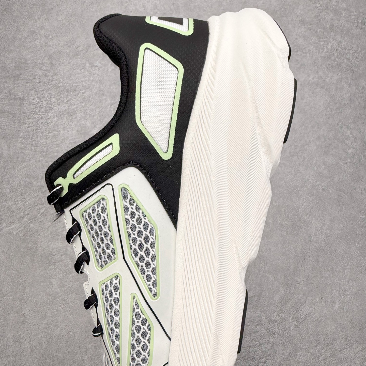 图片[7]-＃福利特价 HOKA ONE ONE Clifton 克里夫顿9代专业性能减震公路跑步鞋 轻盈透气的针织网面和纱线的使用让鞋面更挺拔 增强鞋面的强度和支撑性能 搭配柔软的鞋舌 让双脚在舒适包裹中跑的更加畅快 全新泡棉中底 柔软的同时增强回弹性能 为不同跑者提供更平稳流畅的脚感 带来全面的缓冲保护 根据人体工程学设计的延长拉襟 后跟处弹软的海绵填充舒适固定 避免掉跟和摩擦 相比上一代光滑的内衬 Clifton 9的内衬增强了摩擦力 避免双脚在鞋内滑动 尺码：36 36.5 37.5 38 38.5 39 40 40.5 41 42 42.5 43 44 44.5 45-选品中心