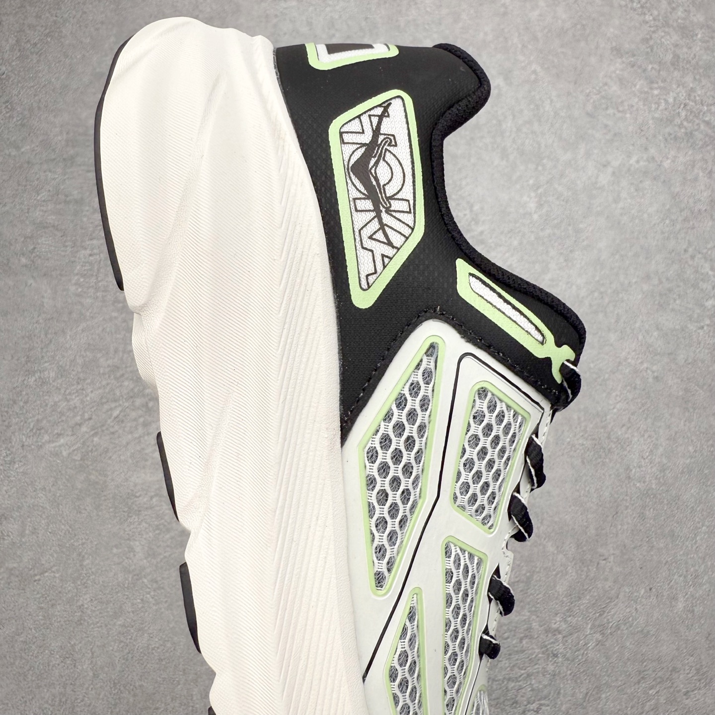 图片[6]-＃福利特价 HOKA ONE ONE Clifton 克里夫顿9代专业性能减震公路跑步鞋 轻盈透气的针织网面和纱线的使用让鞋面更挺拔 增强鞋面的强度和支撑性能 搭配柔软的鞋舌 让双脚在舒适包裹中跑的更加畅快 全新泡棉中底 柔软的同时增强回弹性能 为不同跑者提供更平稳流畅的脚感 带来全面的缓冲保护 根据人体工程学设计的延长拉襟 后跟处弹软的海绵填充舒适固定 避免掉跟和摩擦 相比上一代光滑的内衬 Clifton 9的内衬增强了摩擦力 避免双脚在鞋内滑动 尺码：36 36.5 37.5 38 38.5 39 40 40.5 41 42 42.5 43 44 44.5 45-选品中心