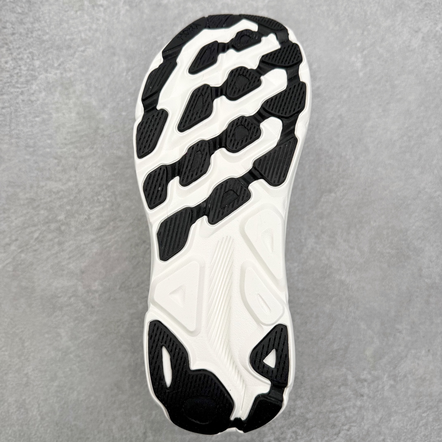 图片[9]-＃福利特价 HOKA ONE ONE Clifton 克里夫顿9代专业性能减震公路跑步鞋 轻盈透气的针织网面和纱线的使用让鞋面更挺拔 增强鞋面的强度和支撑性能 搭配柔软的鞋舌 让双脚在舒适包裹中跑的更加畅快 全新泡棉中底 柔软的同时增强回弹性能 为不同跑者提供更平稳流畅的脚感 带来全面的缓冲保护 根据人体工程学设计的延长拉襟 后跟处弹软的海绵填充舒适固定 避免掉跟和摩擦 相比上一代光滑的内衬 Clifton 9的内衬增强了摩擦力 避免双脚在鞋内滑动 尺码：36 36.5 37.5 38 38.5 39 40 40.5 41 42 42.5 43 44 44.5 45-选品中心