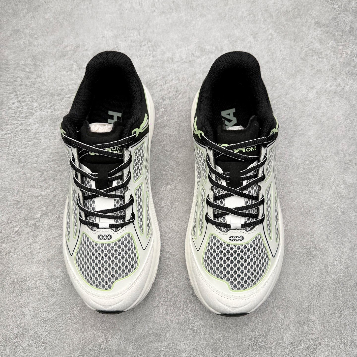 图片[2]-＃福利特价 HOKA ONE ONE Clifton 克里夫顿9代专业性能减震公路跑步鞋 轻盈透气的针织网面和纱线的使用让鞋面更挺拔 增强鞋面的强度和支撑性能 搭配柔软的鞋舌 让双脚在舒适包裹中跑的更加畅快 全新泡棉中底 柔软的同时增强回弹性能 为不同跑者提供更平稳流畅的脚感 带来全面的缓冲保护 根据人体工程学设计的延长拉襟 后跟处弹软的海绵填充舒适固定 避免掉跟和摩擦 相比上一代光滑的内衬 Clifton 9的内衬增强了摩擦力 避免双脚在鞋内滑动 尺码：36 36.5 37.5 38 38.5 39 40 40.5 41 42 42.5 43 44 44.5 45-选品中心