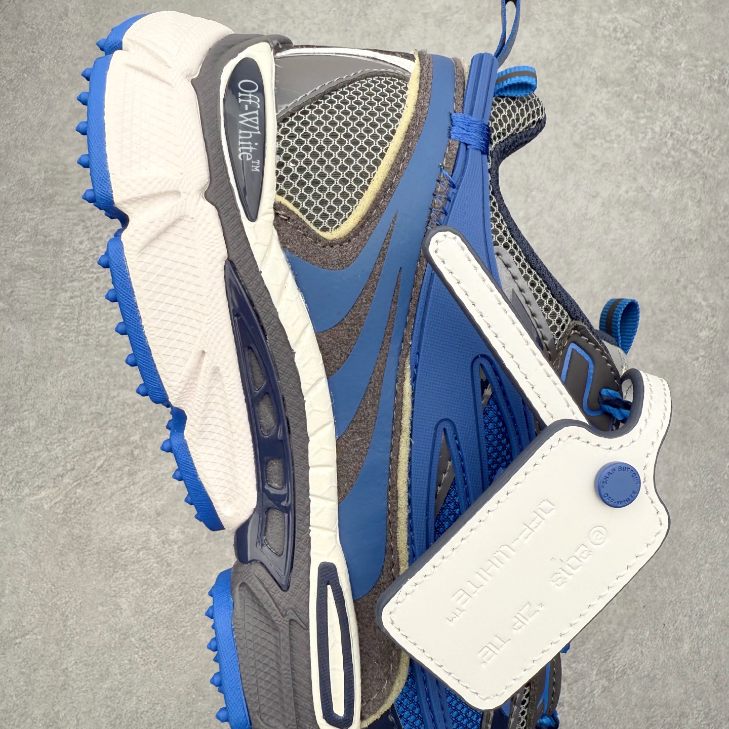 图片[6]-＃KX Off-White 2024年OW最新款跑鞋 #百分百原盒正确版 原楦原纸板数据开发 4层分离大底#鞋面采用3d立体打印和多种材料拼接而成#防滑耐磨透气性轻便跑鞋 作为曾经爆火 并且定位奢潮领域的标志性品牌 Off-White 仍需要不断更新符合当下潮流时尚的复古运动鞋款，以期收获基本盘消费者的关注 此次更新的 Off-White 新款运动鞋将经典复古老爹鞋细节设计更加夸张化 并将标志性箭头设计置于显著位置 除此之外 整个系列的色彩搭配也可谓纷繁多样 总有一款适合你 Off-White最新运动鞋款估计将在未来几个月登陆品牌专柜 喜欢的朋友切莫错过 尺码：36 37 38 39 40 41 42 43 44 45 46 47-选品中心