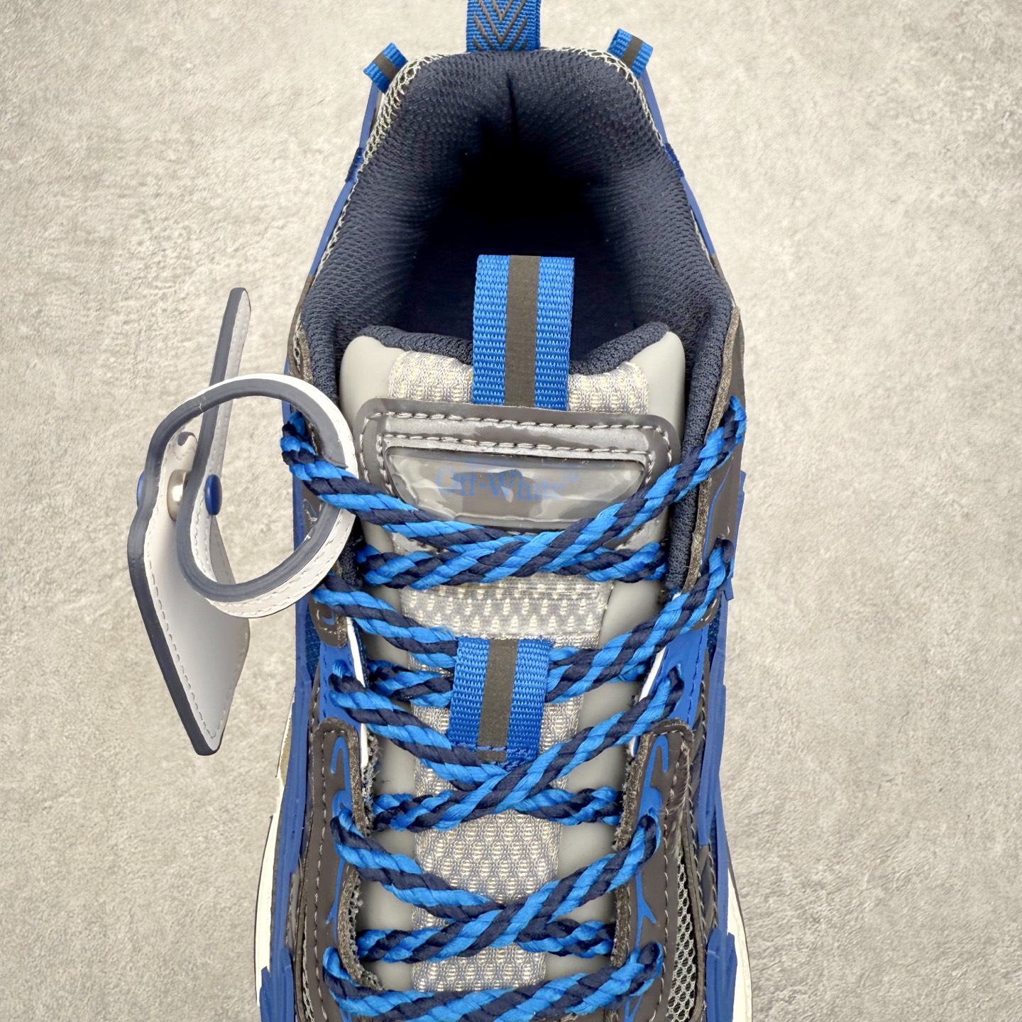 图片[5]-＃KX Off-White 2024年OW最新款跑鞋 #百分百原盒正确版 原楦原纸板数据开发 4层分离大底#鞋面采用3d立体打印和多种材料拼接而成#防滑耐磨透气性轻便跑鞋 作为曾经爆火 并且定位奢潮领域的标志性品牌 Off-White 仍需要不断更新符合当下潮流时尚的复古运动鞋款，以期收获基本盘消费者的关注 此次更新的 Off-White 新款运动鞋将经典复古老爹鞋细节设计更加夸张化 并将标志性箭头设计置于显著位置 除此之外 整个系列的色彩搭配也可谓纷繁多样 总有一款适合你 Off-White最新运动鞋款估计将在未来几个月登陆品牌专柜 喜欢的朋友切莫错过 尺码：36 37 38 39 40 41 42 43 44 45 46 47-选品中心