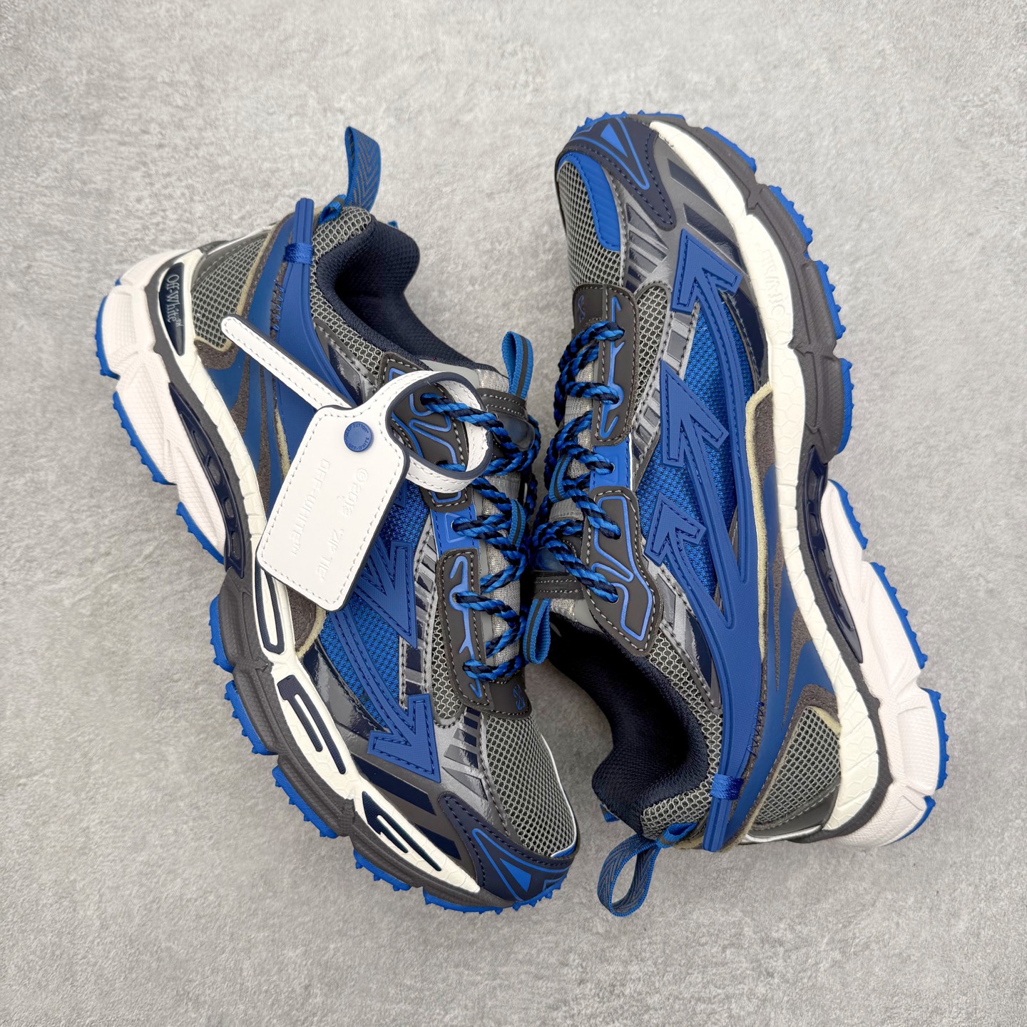 图片[3]-＃KX Off-White 2024年OW最新款跑鞋 #百分百原盒正确版 原楦原纸板数据开发 4层分离大底#鞋面采用3d立体打印和多种材料拼接而成#防滑耐磨透气性轻便跑鞋 作为曾经爆火 并且定位奢潮领域的标志性品牌 Off-White 仍需要不断更新符合当下潮流时尚的复古运动鞋款，以期收获基本盘消费者的关注 此次更新的 Off-White 新款运动鞋将经典复古老爹鞋细节设计更加夸张化 并将标志性箭头设计置于显著位置 除此之外 整个系列的色彩搭配也可谓纷繁多样 总有一款适合你 Off-White最新运动鞋款估计将在未来几个月登陆品牌专柜 喜欢的朋友切莫错过 尺码：36 37 38 39 40 41 42 43 44 45 46 47-选品中心