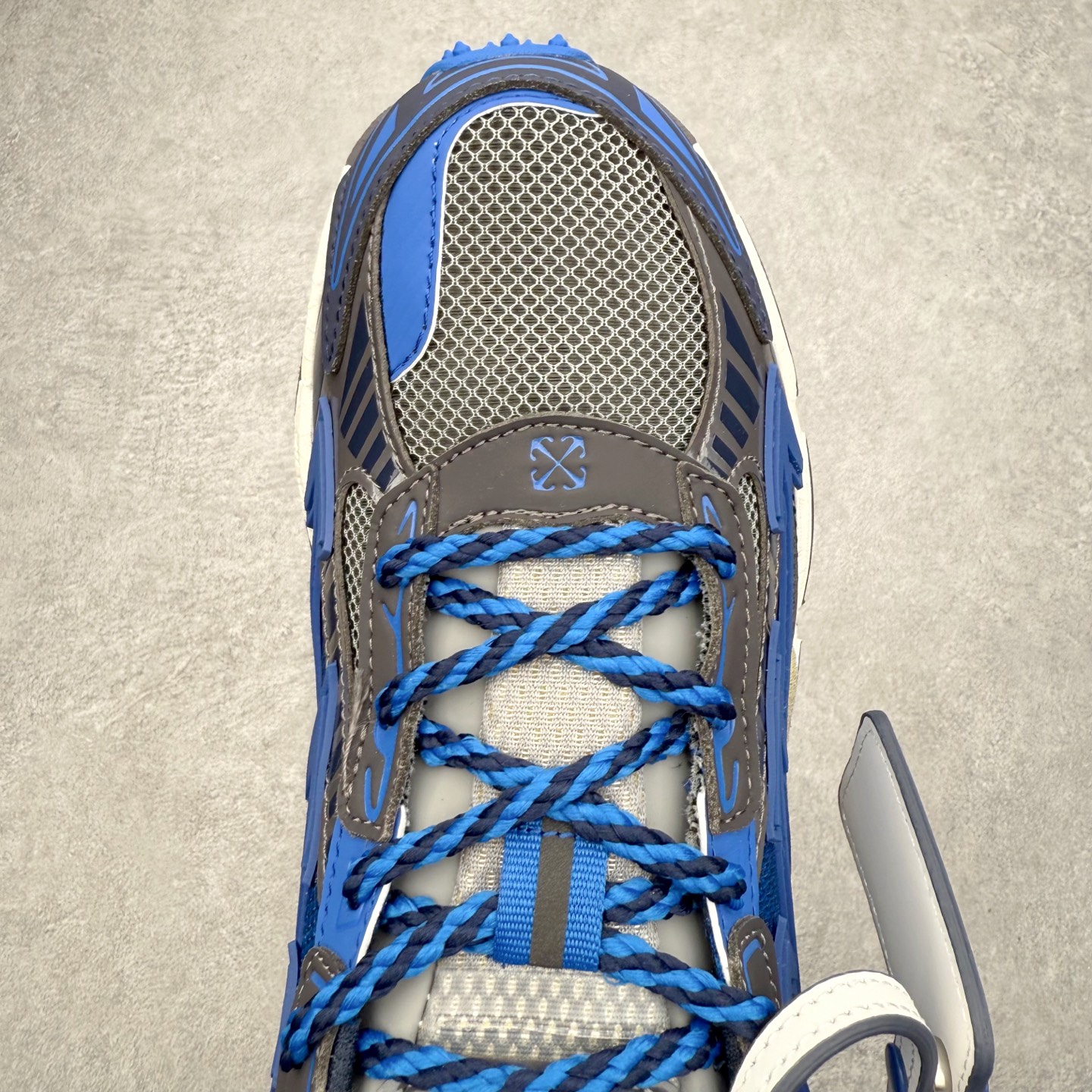 图片[4]-＃KX Off-White 2024年OW最新款跑鞋 #百分百原盒正确版 原楦原纸板数据开发 4层分离大底#鞋面采用3d立体打印和多种材料拼接而成#防滑耐磨透气性轻便跑鞋 作为曾经爆火 并且定位奢潮领域的标志性品牌 Off-White 仍需要不断更新符合当下潮流时尚的复古运动鞋款，以期收获基本盘消费者的关注 此次更新的 Off-White 新款运动鞋将经典复古老爹鞋细节设计更加夸张化 并将标志性箭头设计置于显著位置 除此之外 整个系列的色彩搭配也可谓纷繁多样 总有一款适合你 Off-White最新运动鞋款估计将在未来几个月登陆品牌专柜 喜欢的朋友切莫错过 尺码：36 37 38 39 40 41 42 43 44 45 46 47-选品中心