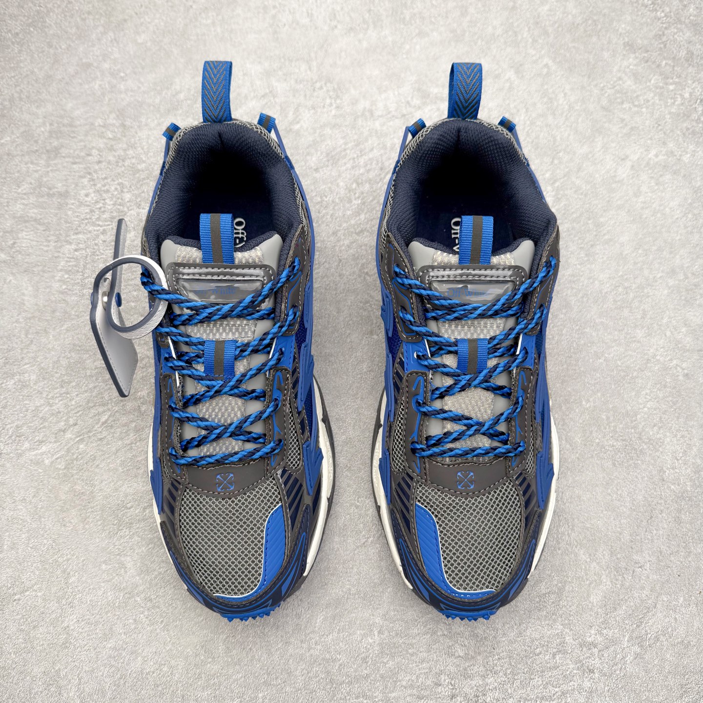 图片[2]-＃KX Off-White 2024年OW最新款跑鞋 #百分百原盒正确版 原楦原纸板数据开发 4层分离大底#鞋面采用3d立体打印和多种材料拼接而成#防滑耐磨透气性轻便跑鞋 作为曾经爆火 并且定位奢潮领域的标志性品牌 Off-White 仍需要不断更新符合当下潮流时尚的复古运动鞋款，以期收获基本盘消费者的关注 此次更新的 Off-White 新款运动鞋将经典复古老爹鞋细节设计更加夸张化 并将标志性箭头设计置于显著位置 除此之外 整个系列的色彩搭配也可谓纷繁多样 总有一款适合你 Off-White最新运动鞋款估计将在未来几个月登陆品牌专柜 喜欢的朋友切莫错过 尺码：36 37 38 39 40 41 42 43 44 45 46 47-选品中心