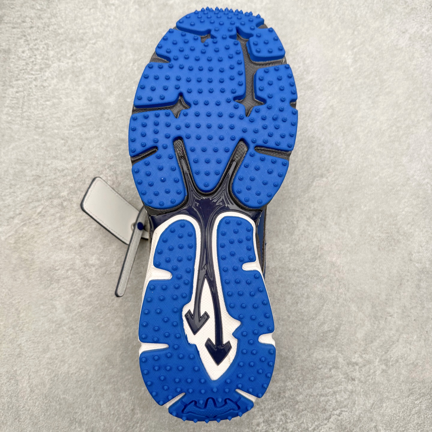 图片[9]-＃KX Off-White 2024年OW最新款跑鞋 #百分百原盒正确版 原楦原纸板数据开发 4层分离大底#鞋面采用3d立体打印和多种材料拼接而成#防滑耐磨透气性轻便跑鞋 作为曾经爆火 并且定位奢潮领域的标志性品牌 Off-White 仍需要不断更新符合当下潮流时尚的复古运动鞋款，以期收获基本盘消费者的关注 此次更新的 Off-White 新款运动鞋将经典复古老爹鞋细节设计更加夸张化 并将标志性箭头设计置于显著位置 除此之外 整个系列的色彩搭配也可谓纷繁多样 总有一款适合你 Off-White最新运动鞋款估计将在未来几个月登陆品牌专柜 喜欢的朋友切莫错过 尺码：36 37 38 39 40 41 42 43 44 45 46 47-选品中心