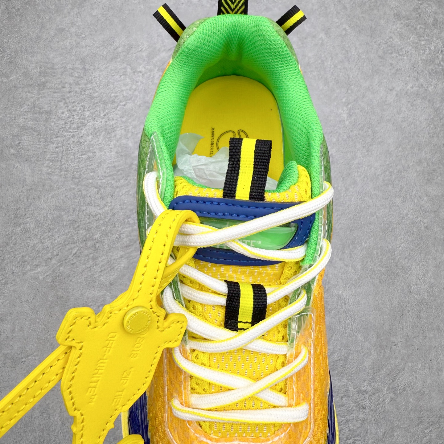 图片[5]-＃KX Off-White 2024年OW最新款跑鞋 #百分百原盒正确版 原楦原纸板数据开发 4层分离大底#鞋面采用3d立体打印和多种材料拼接而成#防滑耐磨透气性轻便跑鞋 作为曾经爆火 并且定位奢潮领域的标志性品牌 Off-White 仍需要不断更新符合当下潮流时尚的复古运动鞋款，以期收获基本盘消费者的关注 此次更新的 Off-White 新款运动鞋将经典复古老爹鞋细节设计更加夸张化 并将标志性箭头设计置于显著位置 除此之外 整个系列的色彩搭配也可谓纷繁多样 总有一款适合你 Off-White最新运动鞋款估计将在未来几个月登陆品牌专柜 喜欢的朋友切莫错过 尺码：36 37 38 39 40 41 42 43 44 45 46 47-选品中心