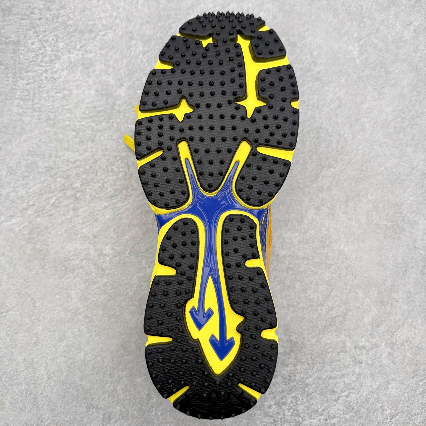 图片[9]-＃KX Off-White 2024年OW最新款跑鞋 #百分百原盒正确版 原楦原纸板数据开发 4层分离大底#鞋面采用3d立体打印和多种材料拼接而成#防滑耐磨透气性轻便跑鞋 作为曾经爆火 并且定位奢潮领域的标志性品牌 Off-White 仍需要不断更新符合当下潮流时尚的复古运动鞋款，以期收获基本盘消费者的关注 此次更新的 Off-White 新款运动鞋将经典复古老爹鞋细节设计更加夸张化 并将标志性箭头设计置于显著位置 除此之外 整个系列的色彩搭配也可谓纷繁多样 总有一款适合你 Off-White最新运动鞋款估计将在未来几个月登陆品牌专柜 喜欢的朋友切莫错过 尺码：36 37 38 39 40 41 42 43 44 45 46 47-选品中心