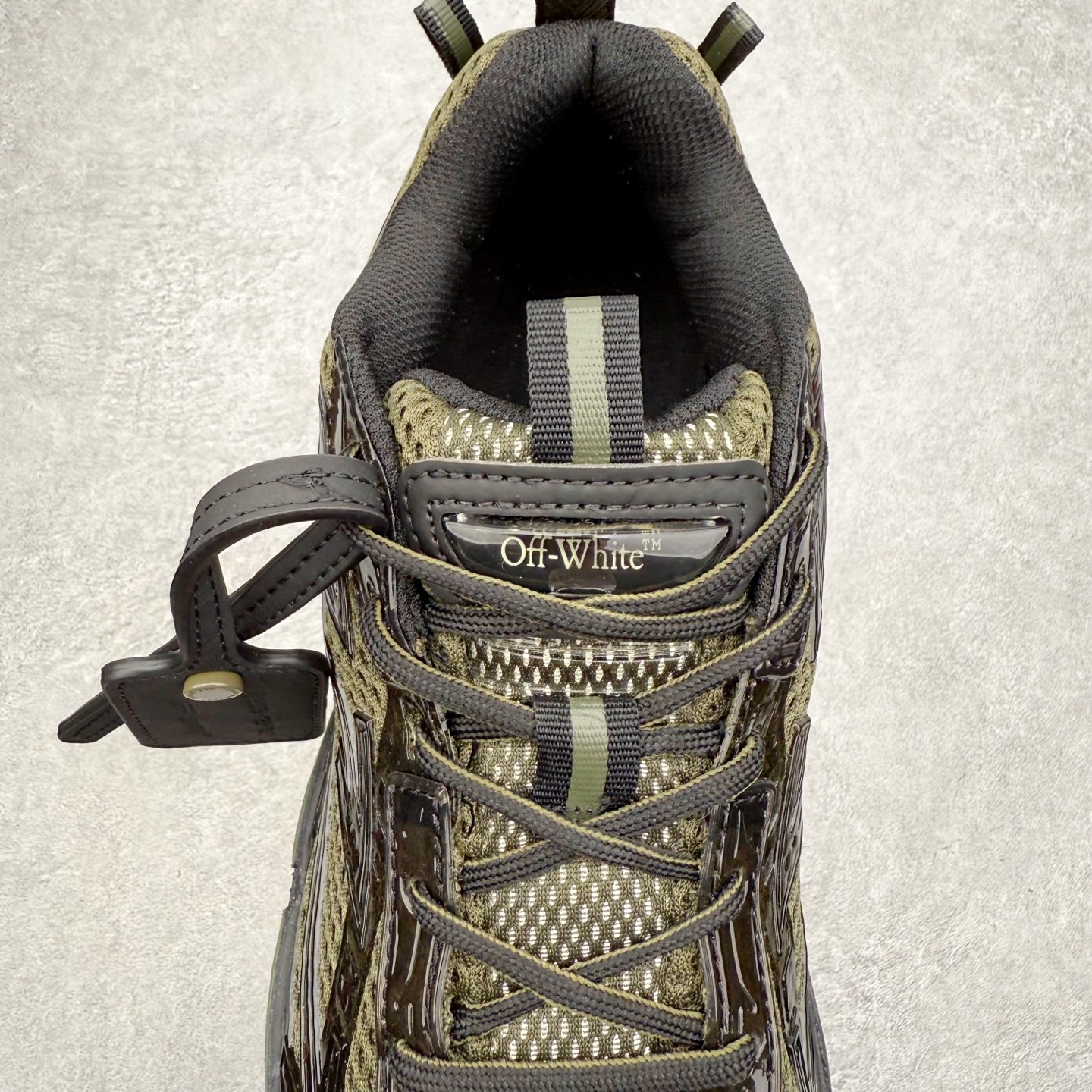 图片[5]-＃KX Off-White 2024年OW最新款跑鞋 #百分百原盒正确版 原楦原纸板数据开发 4层分离大底#鞋面采用3d立体打印和多种材料拼接而成#防滑耐磨透气性轻便跑鞋 作为曾经爆火 并且定位奢潮领域的标志性品牌 Off-White 仍需要不断更新符合当下潮流时尚的复古运动鞋款，以期收获基本盘消费者的关注 此次更新的 Off-White 新款运动鞋将经典复古老爹鞋细节设计更加夸张化 并将标志性箭头设计置于显著位置 除此之外 整个系列的色彩搭配也可谓纷繁多样 总有一款适合你 Off-White最新运动鞋款估计将在未来几个月登陆品牌专柜 喜欢的朋友切莫错过 尺码：36 37 38 39 40 41 42 43 44 45 46 47-选品中心