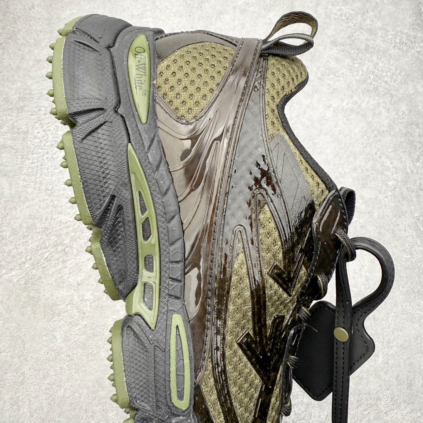 图片[6]-＃KX Off-White 2024年OW最新款跑鞋 #百分百原盒正确版 原楦原纸板数据开发 4层分离大底#鞋面采用3d立体打印和多种材料拼接而成#防滑耐磨透气性轻便跑鞋 作为曾经爆火 并且定位奢潮领域的标志性品牌 Off-White 仍需要不断更新符合当下潮流时尚的复古运动鞋款，以期收获基本盘消费者的关注 此次更新的 Off-White 新款运动鞋将经典复古老爹鞋细节设计更加夸张化 并将标志性箭头设计置于显著位置 除此之外 整个系列的色彩搭配也可谓纷繁多样 总有一款适合你 Off-White最新运动鞋款估计将在未来几个月登陆品牌专柜 喜欢的朋友切莫错过 尺码：36 37 38 39 40 41 42 43 44 45 46 47-选品中心