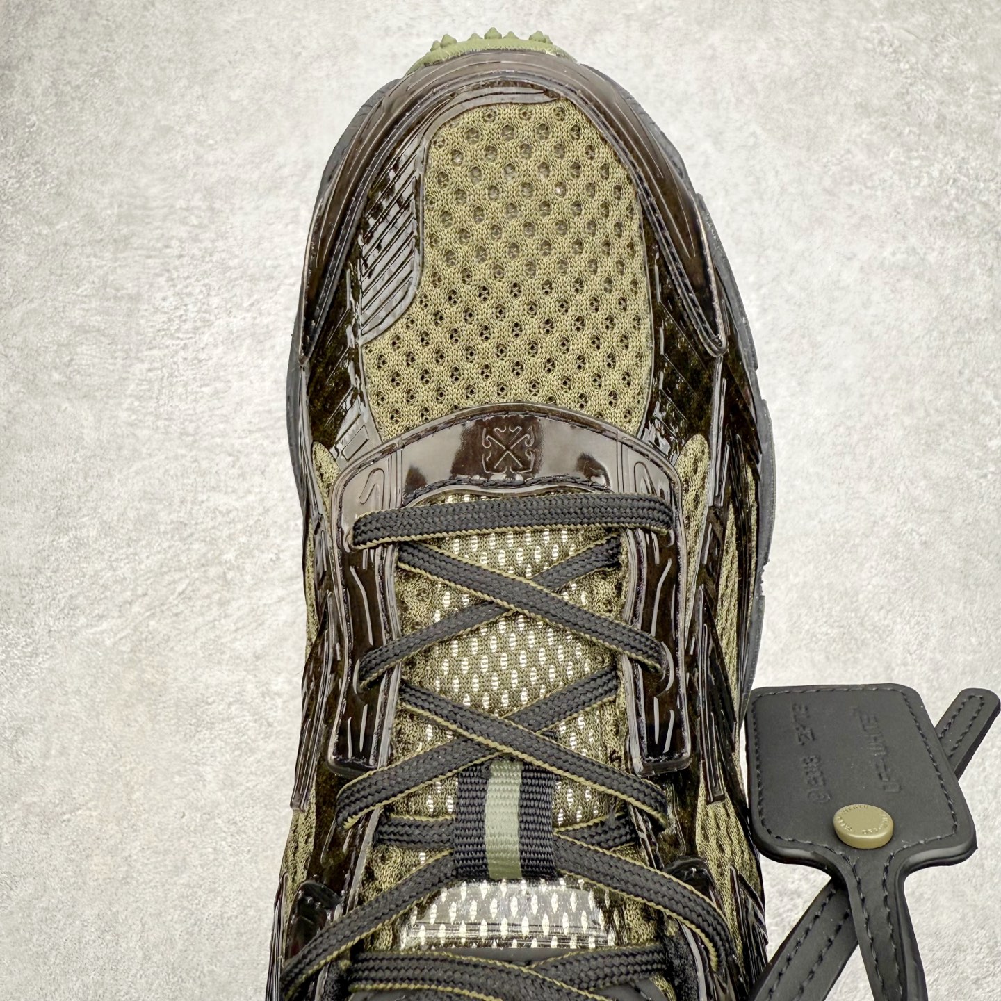 图片[4]-＃KX Off-White 2024年OW最新款跑鞋 #百分百原盒正确版 原楦原纸板数据开发 4层分离大底#鞋面采用3d立体打印和多种材料拼接而成#防滑耐磨透气性轻便跑鞋 作为曾经爆火 并且定位奢潮领域的标志性品牌 Off-White 仍需要不断更新符合当下潮流时尚的复古运动鞋款，以期收获基本盘消费者的关注 此次更新的 Off-White 新款运动鞋将经典复古老爹鞋细节设计更加夸张化 并将标志性箭头设计置于显著位置 除此之外 整个系列的色彩搭配也可谓纷繁多样 总有一款适合你 Off-White最新运动鞋款估计将在未来几个月登陆品牌专柜 喜欢的朋友切莫错过 尺码：36 37 38 39 40 41 42 43 44 45 46 47-选品中心