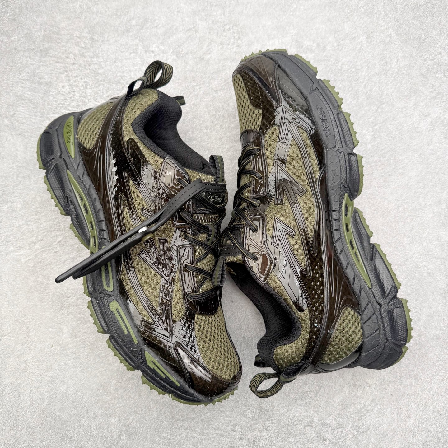 图片[3]-＃KX Off-White 2024年OW最新款跑鞋 #百分百原盒正确版 原楦原纸板数据开发 4层分离大底#鞋面采用3d立体打印和多种材料拼接而成#防滑耐磨透气性轻便跑鞋 作为曾经爆火 并且定位奢潮领域的标志性品牌 Off-White 仍需要不断更新符合当下潮流时尚的复古运动鞋款，以期收获基本盘消费者的关注 此次更新的 Off-White 新款运动鞋将经典复古老爹鞋细节设计更加夸张化 并将标志性箭头设计置于显著位置 除此之外 整个系列的色彩搭配也可谓纷繁多样 总有一款适合你 Off-White最新运动鞋款估计将在未来几个月登陆品牌专柜 喜欢的朋友切莫错过 尺码：36 37 38 39 40 41 42 43 44 45 46 47-选品中心