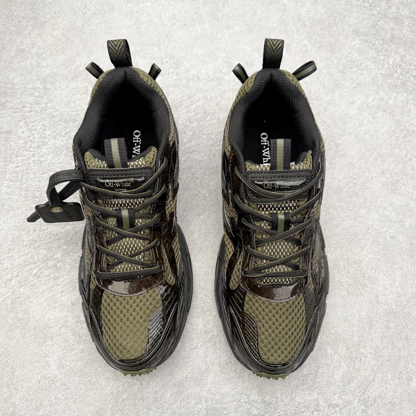 图片[2]-＃KX Off-White 2024年OW最新款跑鞋 #百分百原盒正确版 原楦原纸板数据开发 4层分离大底#鞋面采用3d立体打印和多种材料拼接而成#防滑耐磨透气性轻便跑鞋 作为曾经爆火 并且定位奢潮领域的标志性品牌 Off-White 仍需要不断更新符合当下潮流时尚的复古运动鞋款，以期收获基本盘消费者的关注 此次更新的 Off-White 新款运动鞋将经典复古老爹鞋细节设计更加夸张化 并将标志性箭头设计置于显著位置 除此之外 整个系列的色彩搭配也可谓纷繁多样 总有一款适合你 Off-White最新运动鞋款估计将在未来几个月登陆品牌专柜 喜欢的朋友切莫错过 尺码：36 37 38 39 40 41 42 43 44 45 46 47-选品中心