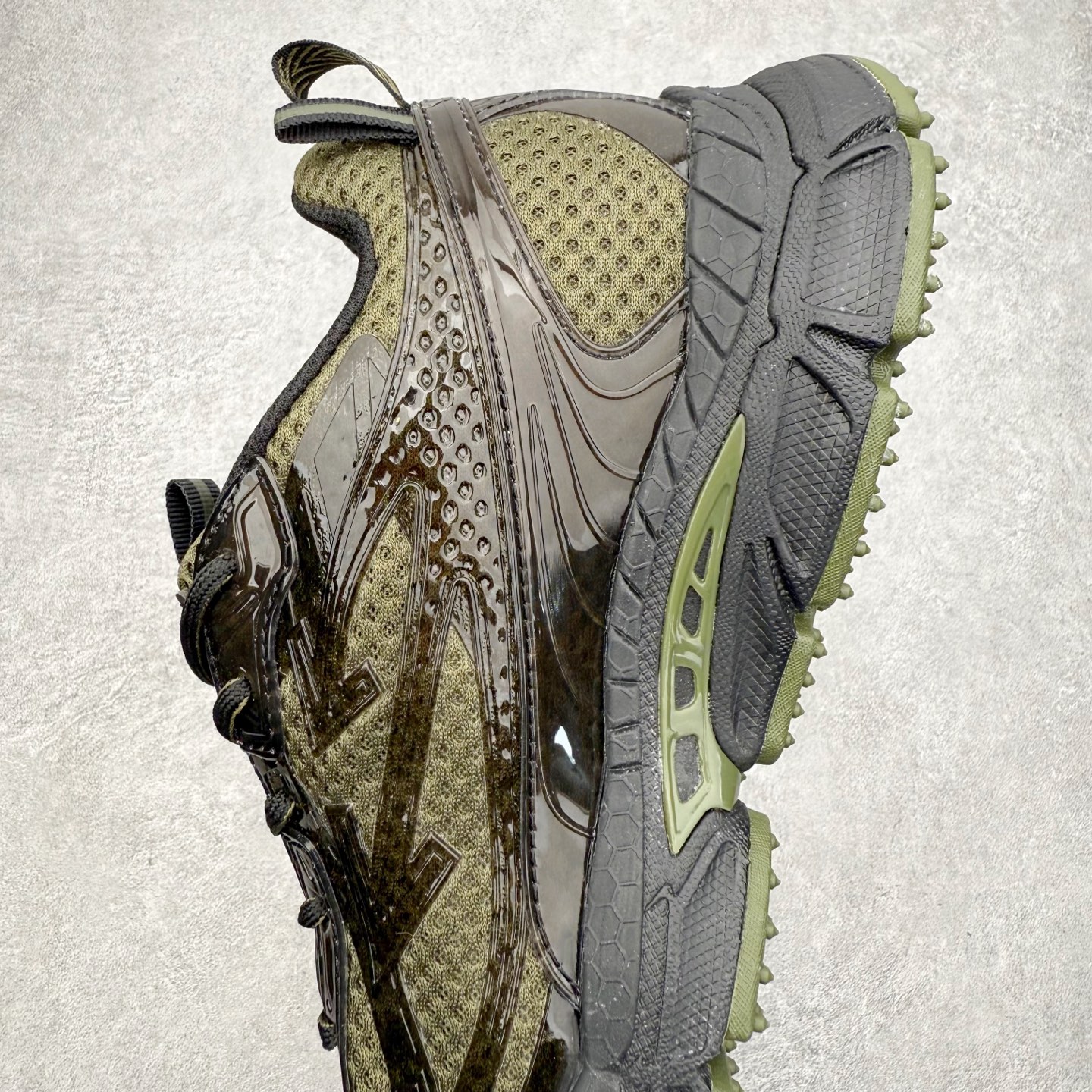 图片[7]-＃KX Off-White 2024年OW最新款跑鞋 #百分百原盒正确版 原楦原纸板数据开发 4层分离大底#鞋面采用3d立体打印和多种材料拼接而成#防滑耐磨透气性轻便跑鞋 作为曾经爆火 并且定位奢潮领域的标志性品牌 Off-White 仍需要不断更新符合当下潮流时尚的复古运动鞋款，以期收获基本盘消费者的关注 此次更新的 Off-White 新款运动鞋将经典复古老爹鞋细节设计更加夸张化 并将标志性箭头设计置于显著位置 除此之外 整个系列的色彩搭配也可谓纷繁多样 总有一款适合你 Off-White最新运动鞋款估计将在未来几个月登陆品牌专柜 喜欢的朋友切莫错过 尺码：36 37 38 39 40 41 42 43 44 45 46 47-选品中心