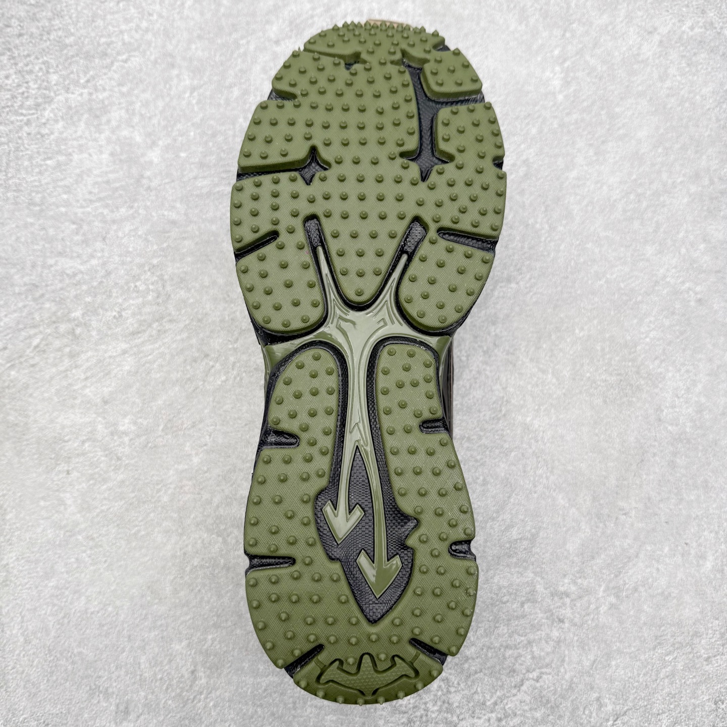 图片[9]-＃KX Off-White 2024年OW最新款跑鞋 #百分百原盒正确版 原楦原纸板数据开发 4层分离大底#鞋面采用3d立体打印和多种材料拼接而成#防滑耐磨透气性轻便跑鞋 作为曾经爆火 并且定位奢潮领域的标志性品牌 Off-White 仍需要不断更新符合当下潮流时尚的复古运动鞋款，以期收获基本盘消费者的关注 此次更新的 Off-White 新款运动鞋将经典复古老爹鞋细节设计更加夸张化 并将标志性箭头设计置于显著位置 除此之外 整个系列的色彩搭配也可谓纷繁多样 总有一款适合你 Off-White最新运动鞋款估计将在未来几个月登陆品牌专柜 喜欢的朋友切莫错过 尺码：36 37 38 39 40 41 42 43 44 45 46 47-选品中心