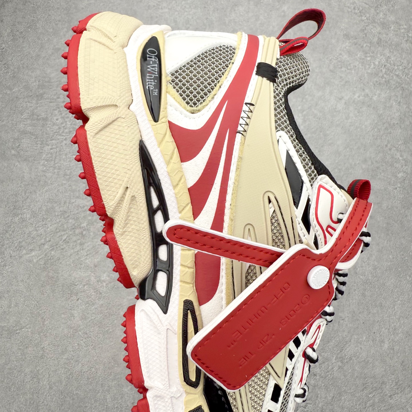 图片[6]-＃KX Off-White 2024年OW最新款跑鞋 #百分百原盒正确版 原楦原纸板数据开发 4层分离大底#鞋面采用3d立体打印和多种材料拼接而成#防滑耐磨透气性轻便跑鞋 作为曾经爆火 并且定位奢潮领域的标志性品牌 Off-White 仍需要不断更新符合当下潮流时尚的复古运动鞋款，以期收获基本盘消费者的关注 此次更新的 Off-White 新款运动鞋将经典复古老爹鞋细节设计更加夸张化 并将标志性箭头设计置于显著位置 除此之外 整个系列的色彩搭配也可谓纷繁多样 总有一款适合你 Off-White最新运动鞋款估计将在未来几个月登陆品牌专柜 喜欢的朋友切莫错过 尺码：36 37 38 39 40 41 42 43 44 45 46 47-选品中心