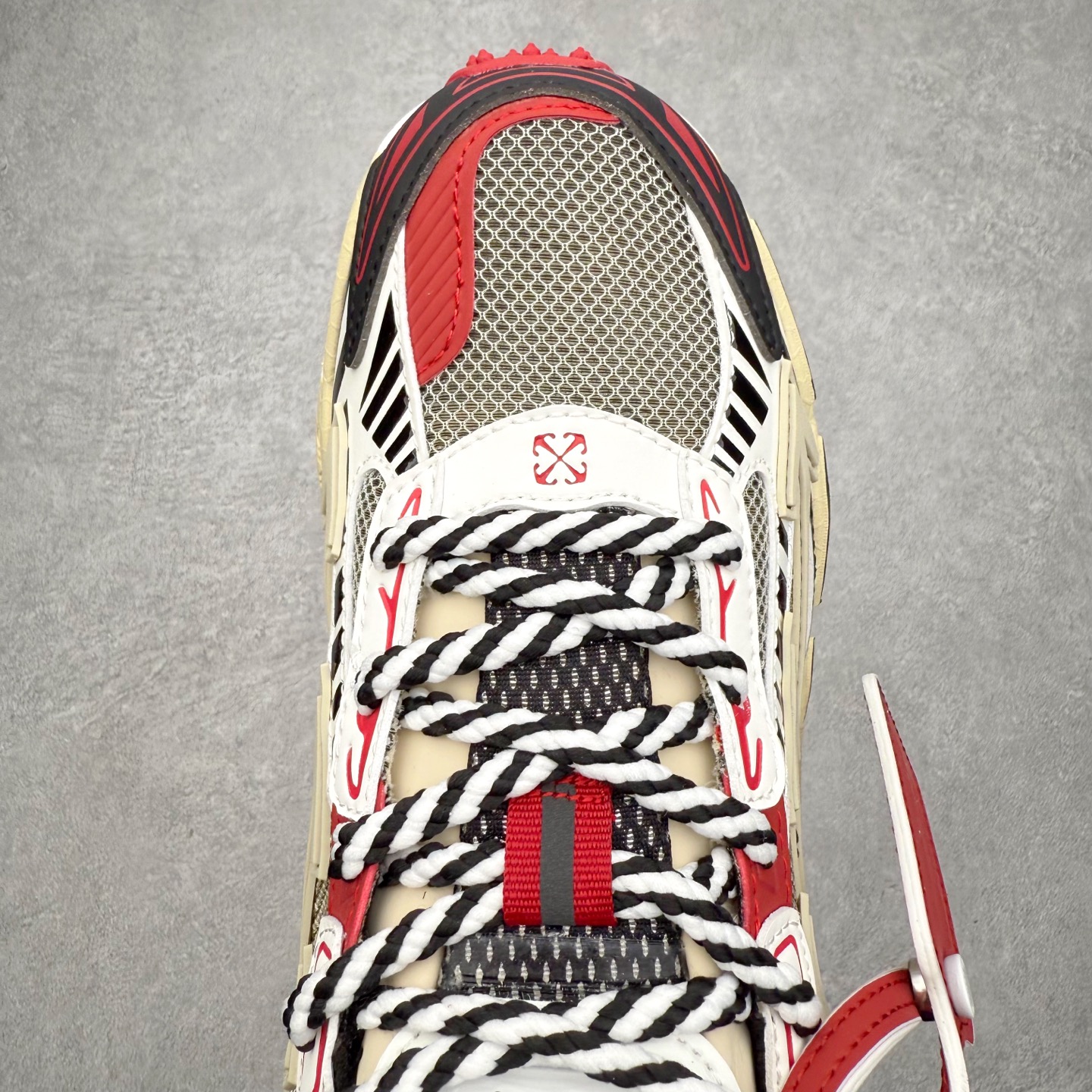 图片[4]-＃KX Off-White 2024年OW最新款跑鞋 #百分百原盒正确版 原楦原纸板数据开发 4层分离大底#鞋面采用3d立体打印和多种材料拼接而成#防滑耐磨透气性轻便跑鞋 作为曾经爆火 并且定位奢潮领域的标志性品牌 Off-White 仍需要不断更新符合当下潮流时尚的复古运动鞋款，以期收获基本盘消费者的关注 此次更新的 Off-White 新款运动鞋将经典复古老爹鞋细节设计更加夸张化 并将标志性箭头设计置于显著位置 除此之外 整个系列的色彩搭配也可谓纷繁多样 总有一款适合你 Off-White最新运动鞋款估计将在未来几个月登陆品牌专柜 喜欢的朋友切莫错过 尺码：36 37 38 39 40 41 42 43 44 45 46 47-选品中心