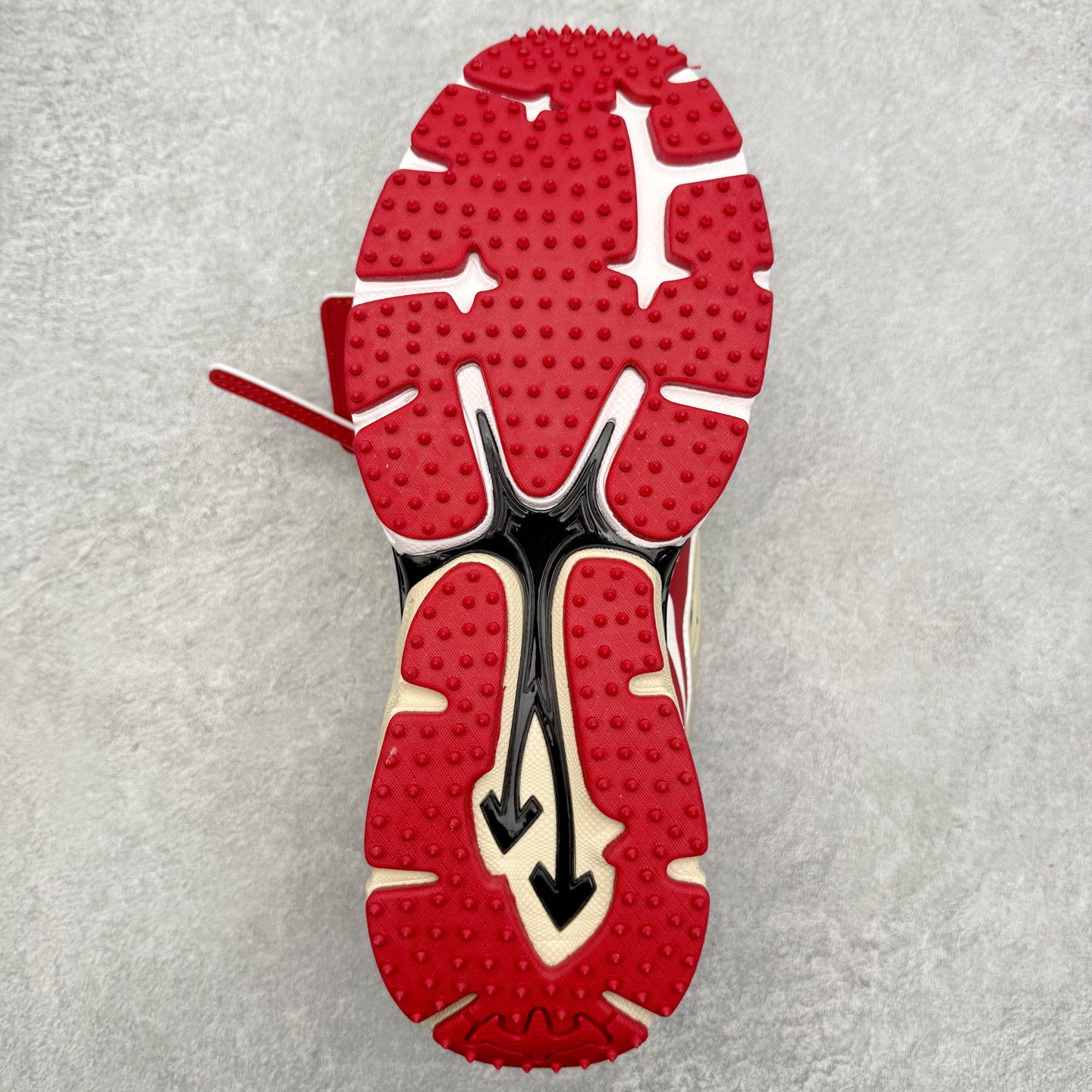 图片[9]-＃KX Off-White 2024年OW最新款跑鞋 #百分百原盒正确版 原楦原纸板数据开发 4层分离大底#鞋面采用3d立体打印和多种材料拼接而成#防滑耐磨透气性轻便跑鞋 作为曾经爆火 并且定位奢潮领域的标志性品牌 Off-White 仍需要不断更新符合当下潮流时尚的复古运动鞋款，以期收获基本盘消费者的关注 此次更新的 Off-White 新款运动鞋将经典复古老爹鞋细节设计更加夸张化 并将标志性箭头设计置于显著位置 除此之外 整个系列的色彩搭配也可谓纷繁多样 总有一款适合你 Off-White最新运动鞋款估计将在未来几个月登陆品牌专柜 喜欢的朋友切莫错过 尺码：36 37 38 39 40 41 42 43 44 45 46 47-选品中心