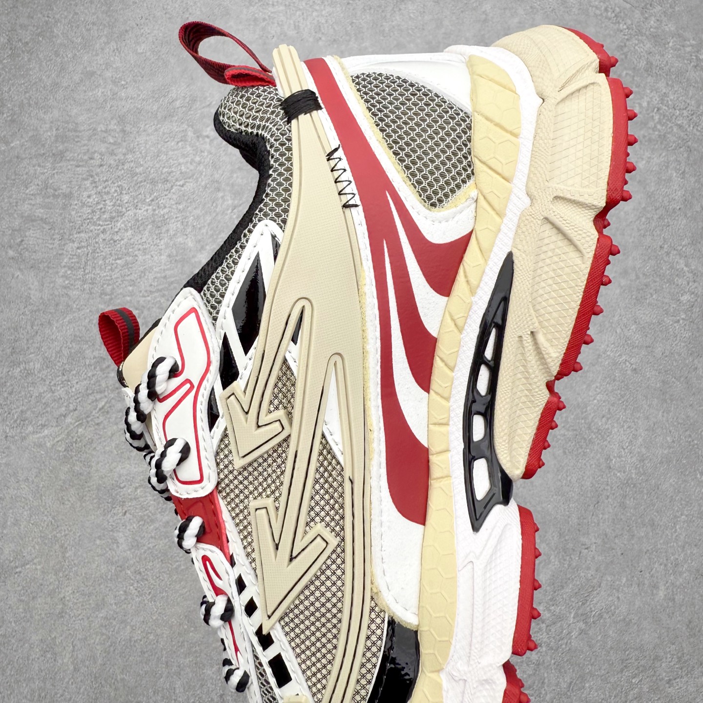 图片[7]-＃KX Off-White 2024年OW最新款跑鞋 #百分百原盒正确版 原楦原纸板数据开发 4层分离大底#鞋面采用3d立体打印和多种材料拼接而成#防滑耐磨透气性轻便跑鞋 作为曾经爆火 并且定位奢潮领域的标志性品牌 Off-White 仍需要不断更新符合当下潮流时尚的复古运动鞋款，以期收获基本盘消费者的关注 此次更新的 Off-White 新款运动鞋将经典复古老爹鞋细节设计更加夸张化 并将标志性箭头设计置于显著位置 除此之外 整个系列的色彩搭配也可谓纷繁多样 总有一款适合你 Off-White最新运动鞋款估计将在未来几个月登陆品牌专柜 喜欢的朋友切莫错过 尺码：36 37 38 39 40 41 42 43 44 45 46 47-选品中心