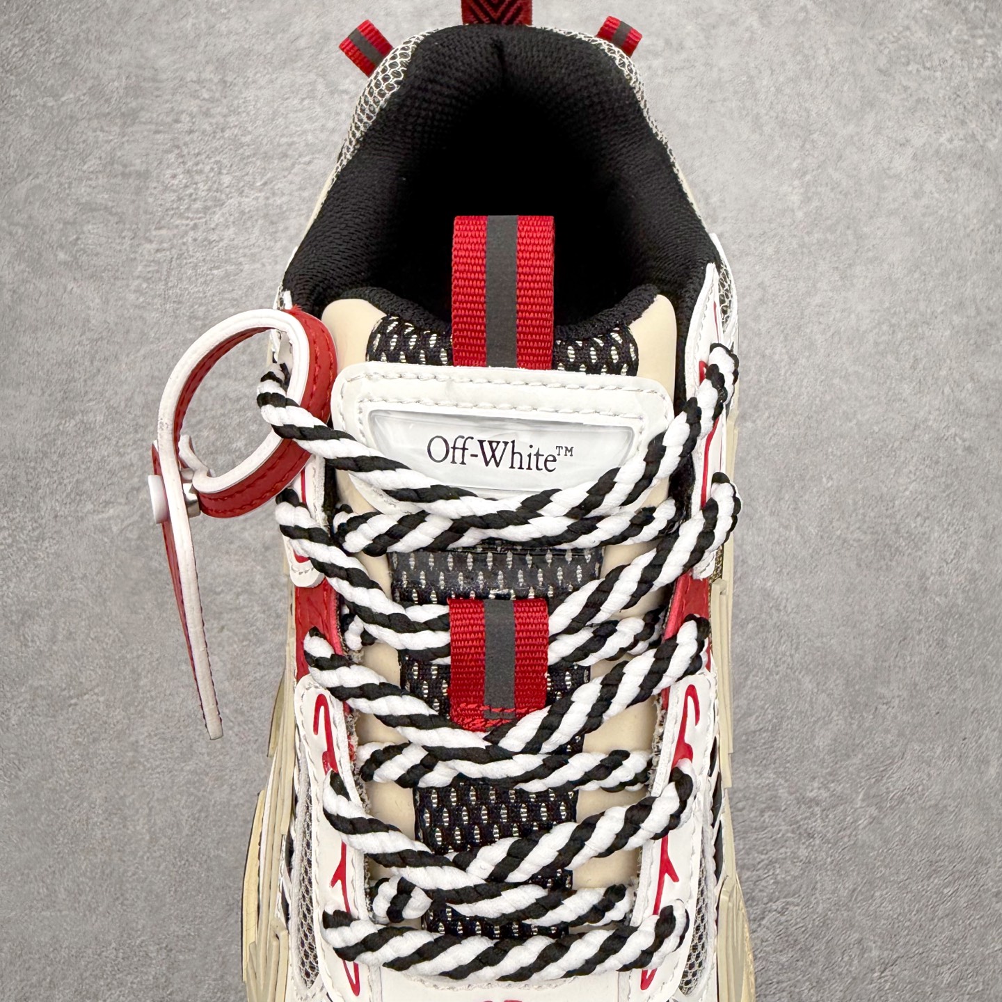 图片[5]-＃KX Off-White 2024年OW最新款跑鞋 #百分百原盒正确版 原楦原纸板数据开发 4层分离大底#鞋面采用3d立体打印和多种材料拼接而成#防滑耐磨透气性轻便跑鞋 作为曾经爆火 并且定位奢潮领域的标志性品牌 Off-White 仍需要不断更新符合当下潮流时尚的复古运动鞋款，以期收获基本盘消费者的关注 此次更新的 Off-White 新款运动鞋将经典复古老爹鞋细节设计更加夸张化 并将标志性箭头设计置于显著位置 除此之外 整个系列的色彩搭配也可谓纷繁多样 总有一款适合你 Off-White最新运动鞋款估计将在未来几个月登陆品牌专柜 喜欢的朋友切莫错过 尺码：36 37 38 39 40 41 42 43 44 45 46 47-选品中心