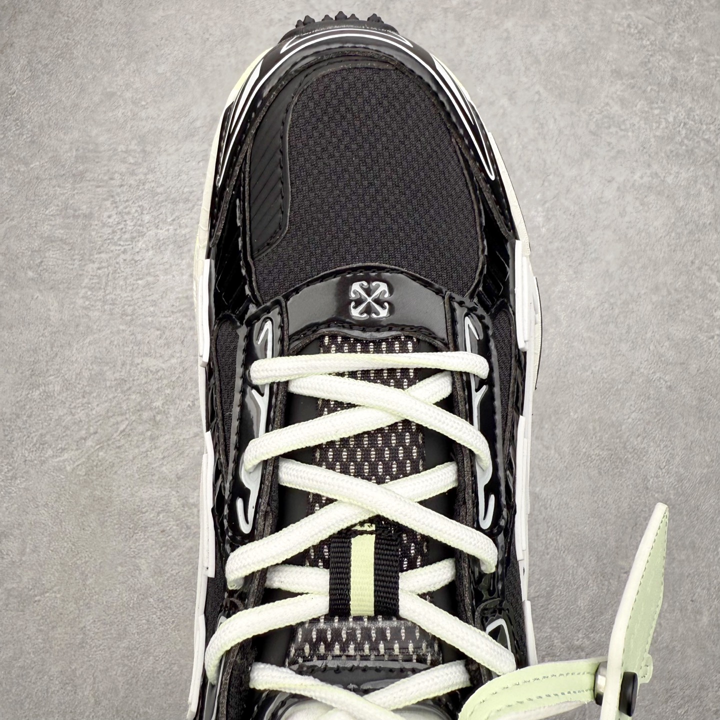 图片[4]-＃KX Off-White 2024年OW最新款跑鞋 #百分百原盒正确版 原楦原纸板数据开发 4层分离大底#鞋面采用3d立体打印和多种材料拼接而成#防滑耐磨透气性轻便跑鞋 作为曾经爆火 并且定位奢潮领域的标志性品牌 Off-White 仍需要不断更新符合当下潮流时尚的复古运动鞋款，以期收获基本盘消费者的关注 此次更新的 Off-White 新款运动鞋将经典复古老爹鞋细节设计更加夸张化 并将标志性箭头设计置于显著位置 除此之外 整个系列的色彩搭配也可谓纷繁多样 总有一款适合你 Off-White最新运动鞋款估计将在未来几个月登陆品牌专柜 喜欢的朋友切莫错过 尺码：36 37 38 39 40 41 42 43 44 45 46 47-选品中心