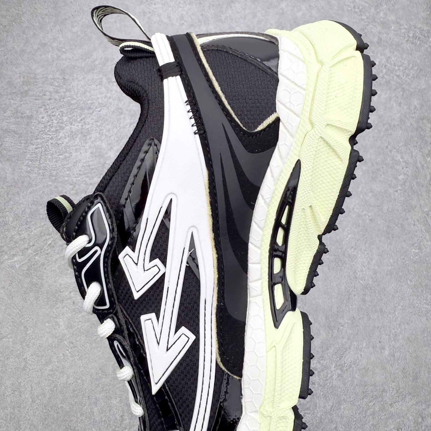 图片[7]-＃KX Off-White 2024年OW最新款跑鞋 #百分百原盒正确版 原楦原纸板数据开发 4层分离大底#鞋面采用3d立体打印和多种材料拼接而成#防滑耐磨透气性轻便跑鞋 作为曾经爆火 并且定位奢潮领域的标志性品牌 Off-White 仍需要不断更新符合当下潮流时尚的复古运动鞋款，以期收获基本盘消费者的关注 此次更新的 Off-White 新款运动鞋将经典复古老爹鞋细节设计更加夸张化 并将标志性箭头设计置于显著位置 除此之外 整个系列的色彩搭配也可谓纷繁多样 总有一款适合你 Off-White最新运动鞋款估计将在未来几个月登陆品牌专柜 喜欢的朋友切莫错过 尺码：36 37 38 39 40 41 42 43 44 45 46 47-选品中心