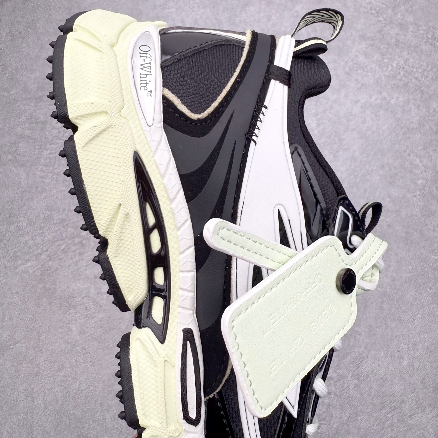 图片[6]-＃KX Off-White 2024年OW最新款跑鞋 #百分百原盒正确版 原楦原纸板数据开发 4层分离大底#鞋面采用3d立体打印和多种材料拼接而成#防滑耐磨透气性轻便跑鞋 作为曾经爆火 并且定位奢潮领域的标志性品牌 Off-White 仍需要不断更新符合当下潮流时尚的复古运动鞋款，以期收获基本盘消费者的关注 此次更新的 Off-White 新款运动鞋将经典复古老爹鞋细节设计更加夸张化 并将标志性箭头设计置于显著位置 除此之外 整个系列的色彩搭配也可谓纷繁多样 总有一款适合你 Off-White最新运动鞋款估计将在未来几个月登陆品牌专柜 喜欢的朋友切莫错过 尺码：36 37 38 39 40 41 42 43 44 45 46 47-选品中心