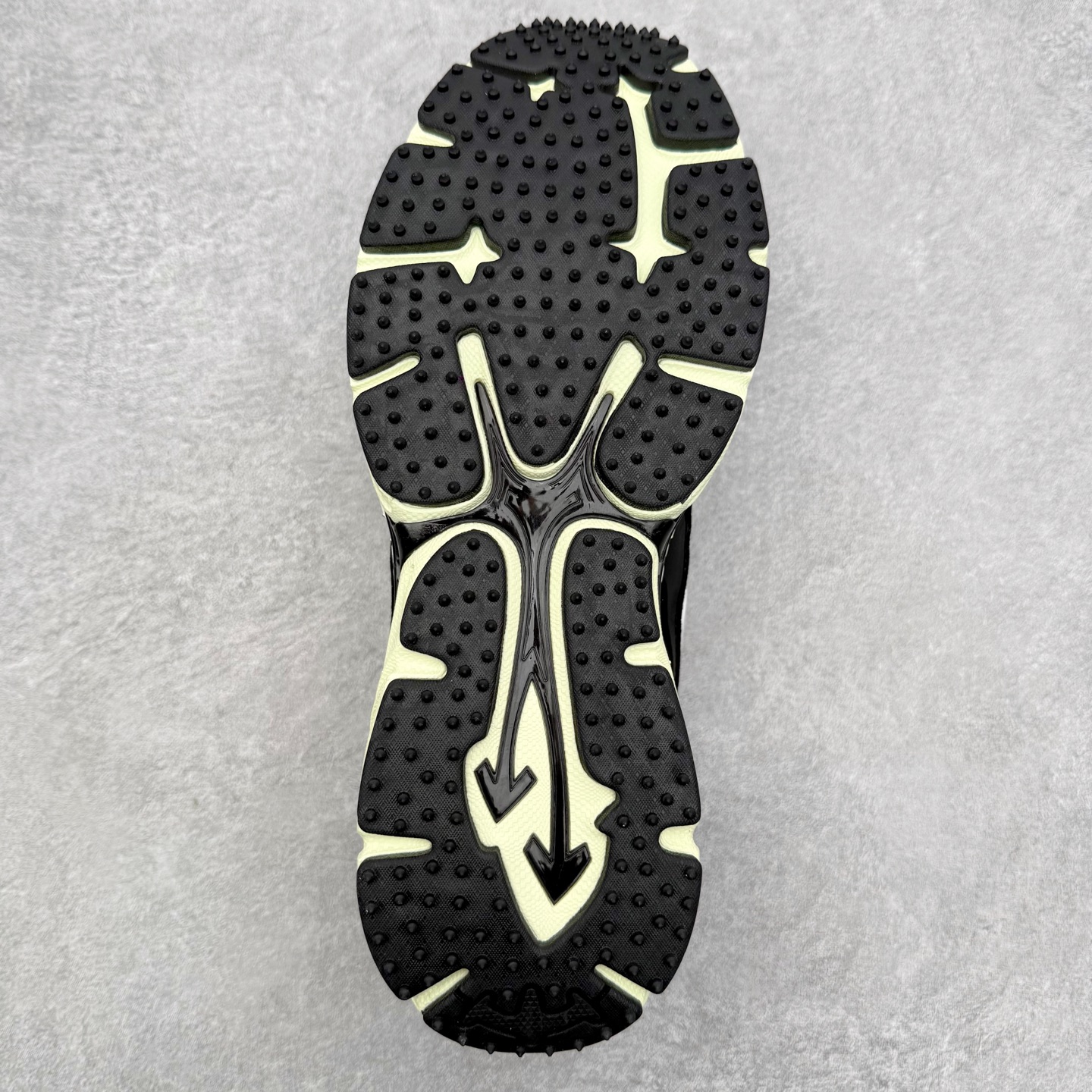 图片[9]-＃KX Off-White 2024年OW最新款跑鞋 #百分百原盒正确版 原楦原纸板数据开发 4层分离大底#鞋面采用3d立体打印和多种材料拼接而成#防滑耐磨透气性轻便跑鞋 作为曾经爆火 并且定位奢潮领域的标志性品牌 Off-White 仍需要不断更新符合当下潮流时尚的复古运动鞋款，以期收获基本盘消费者的关注 此次更新的 Off-White 新款运动鞋将经典复古老爹鞋细节设计更加夸张化 并将标志性箭头设计置于显著位置 除此之外 整个系列的色彩搭配也可谓纷繁多样 总有一款适合你 Off-White最新运动鞋款估计将在未来几个月登陆品牌专柜 喜欢的朋友切莫错过 尺码：36 37 38 39 40 41 42 43 44 45 46 47-选品中心