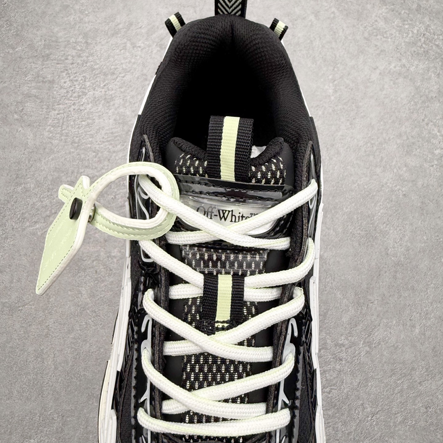 图片[5]-＃KX Off-White 2024年OW最新款跑鞋 #百分百原盒正确版 原楦原纸板数据开发 4层分离大底#鞋面采用3d立体打印和多种材料拼接而成#防滑耐磨透气性轻便跑鞋 作为曾经爆火 并且定位奢潮领域的标志性品牌 Off-White 仍需要不断更新符合当下潮流时尚的复古运动鞋款，以期收获基本盘消费者的关注 此次更新的 Off-White 新款运动鞋将经典复古老爹鞋细节设计更加夸张化 并将标志性箭头设计置于显著位置 除此之外 整个系列的色彩搭配也可谓纷繁多样 总有一款适合你 Off-White最新运动鞋款估计将在未来几个月登陆品牌专柜 喜欢的朋友切莫错过 尺码：36 37 38 39 40 41 42 43 44 45 46 47-选品中心