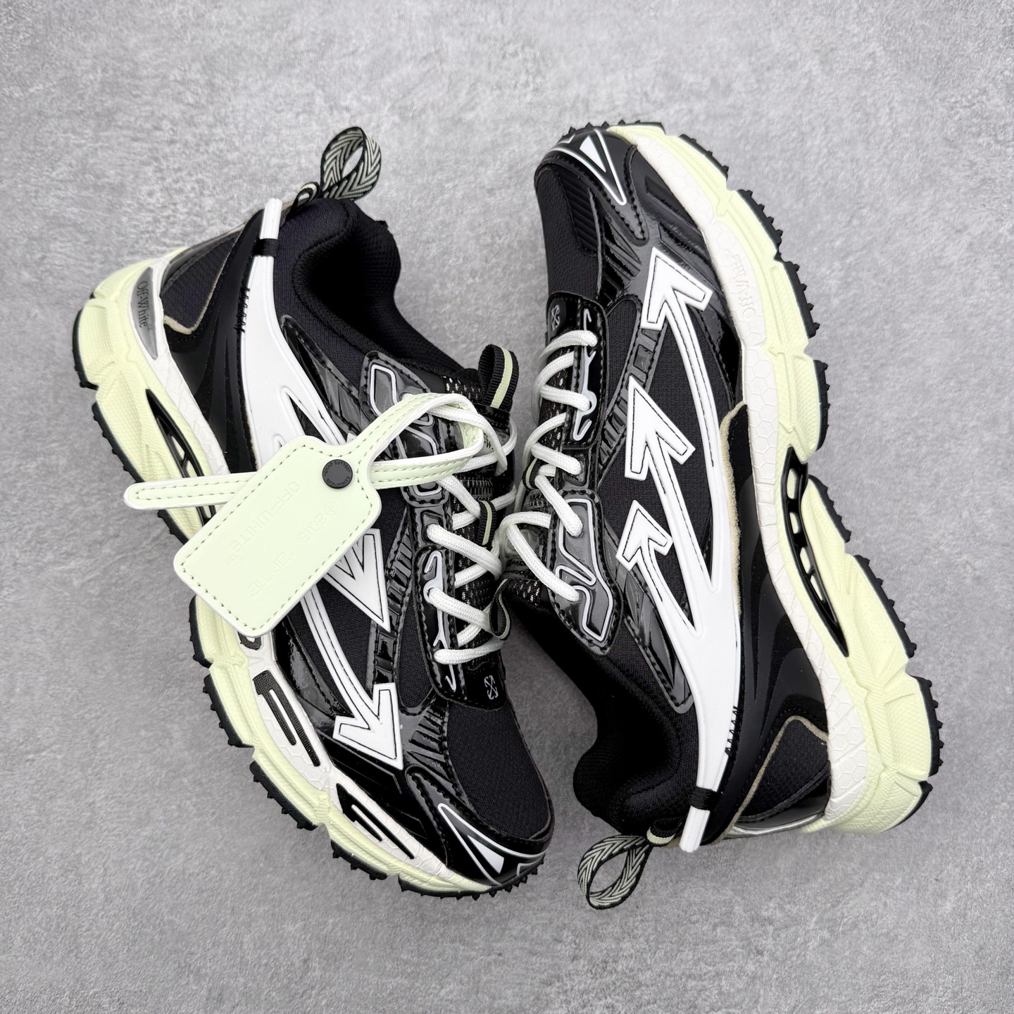 图片[3]-＃KX Off-White 2024年OW最新款跑鞋 #百分百原盒正确版 原楦原纸板数据开发 4层分离大底#鞋面采用3d立体打印和多种材料拼接而成#防滑耐磨透气性轻便跑鞋 作为曾经爆火 并且定位奢潮领域的标志性品牌 Off-White 仍需要不断更新符合当下潮流时尚的复古运动鞋款，以期收获基本盘消费者的关注 此次更新的 Off-White 新款运动鞋将经典复古老爹鞋细节设计更加夸张化 并将标志性箭头设计置于显著位置 除此之外 整个系列的色彩搭配也可谓纷繁多样 总有一款适合你 Off-White最新运动鞋款估计将在未来几个月登陆品牌专柜 喜欢的朋友切莫错过 尺码：36 37 38 39 40 41 42 43 44 45 46 47-选品中心