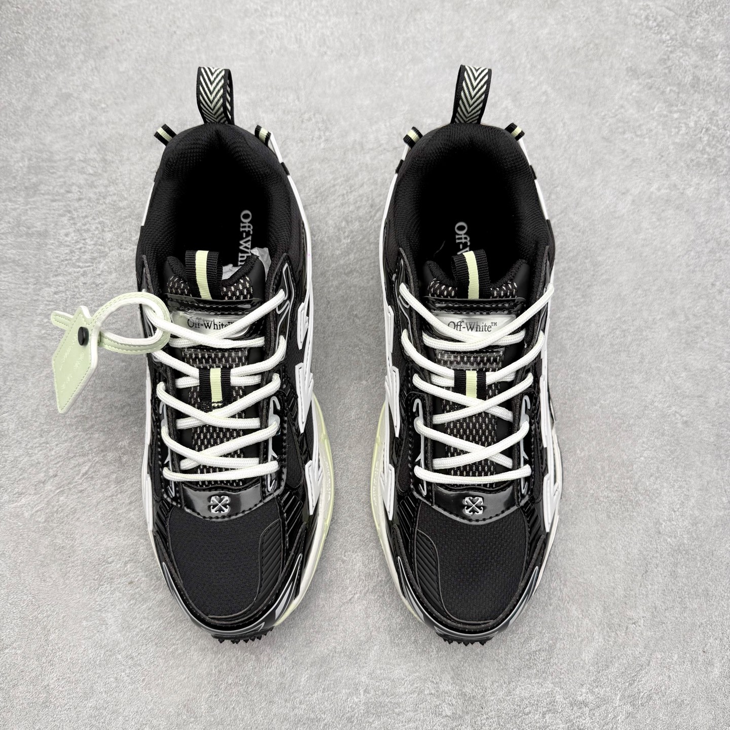 图片[2]-＃KX Off-White 2024年OW最新款跑鞋 #百分百原盒正确版 原楦原纸板数据开发 4层分离大底#鞋面采用3d立体打印和多种材料拼接而成#防滑耐磨透气性轻便跑鞋 作为曾经爆火 并且定位奢潮领域的标志性品牌 Off-White 仍需要不断更新符合当下潮流时尚的复古运动鞋款，以期收获基本盘消费者的关注 此次更新的 Off-White 新款运动鞋将经典复古老爹鞋细节设计更加夸张化 并将标志性箭头设计置于显著位置 除此之外 整个系列的色彩搭配也可谓纷繁多样 总有一款适合你 Off-White最新运动鞋款估计将在未来几个月登陆品牌专柜 喜欢的朋友切莫错过 尺码：36 37 38 39 40 41 42 43 44 45 46 47-选品中心