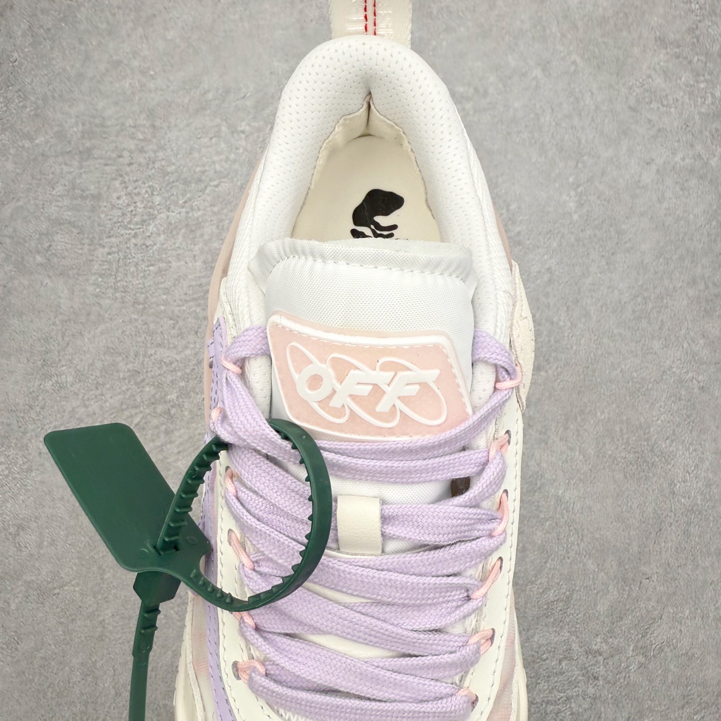 图片[5]-＃KX OFF-WHITE ODSY OW皮革缓震休闲运动鞋 春夏走秀款球鞋 所有配件均通过定做出产正品裁片 原版比例大箭头定制网眼布双拼牛皮进口机器针车 数控针距精准做工不输大牌里层为高密度透气网眼布/垫脚羊皮私模重工抓地橡胶底 后跟坡度最贴切原版鞋型脱模 厚底约4CM 原盒包装配 TPU大底 尺码：36 37 38 39 40 41 42 43 44 45 46 47-选品中心