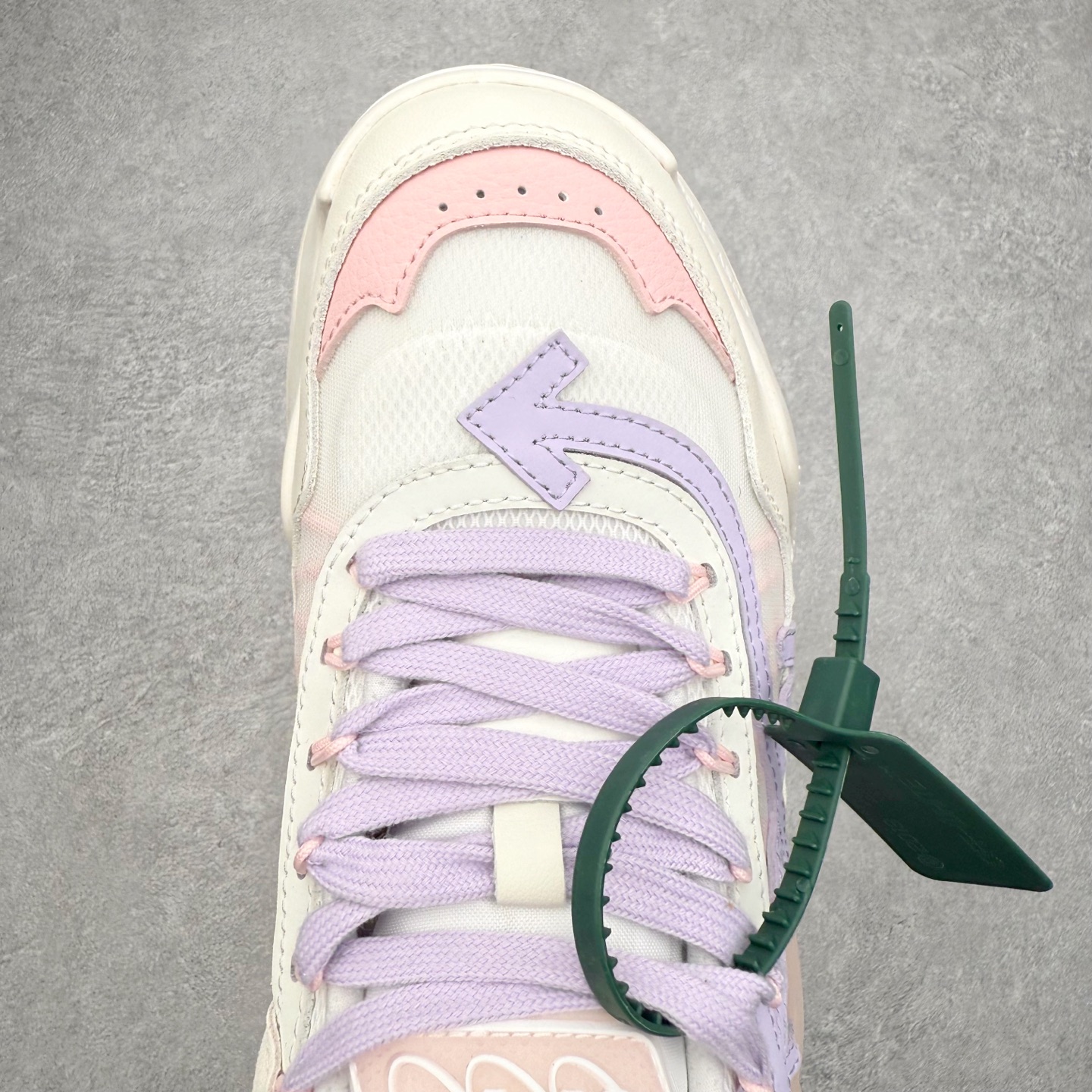 图片[4]-＃KX OFF-WHITE ODSY OW皮革缓震休闲运动鞋 春夏走秀款球鞋 所有配件均通过定做出产正品裁片 原版比例大箭头定制网眼布双拼牛皮进口机器针车 数控针距精准做工不输大牌里层为高密度透气网眼布/垫脚羊皮私模重工抓地橡胶底 后跟坡度最贴切原版鞋型脱模 厚底约4CM 原盒包装配 TPU大底 尺码：36 37 38 39 40 41 42 43 44 45 46 47-选品中心