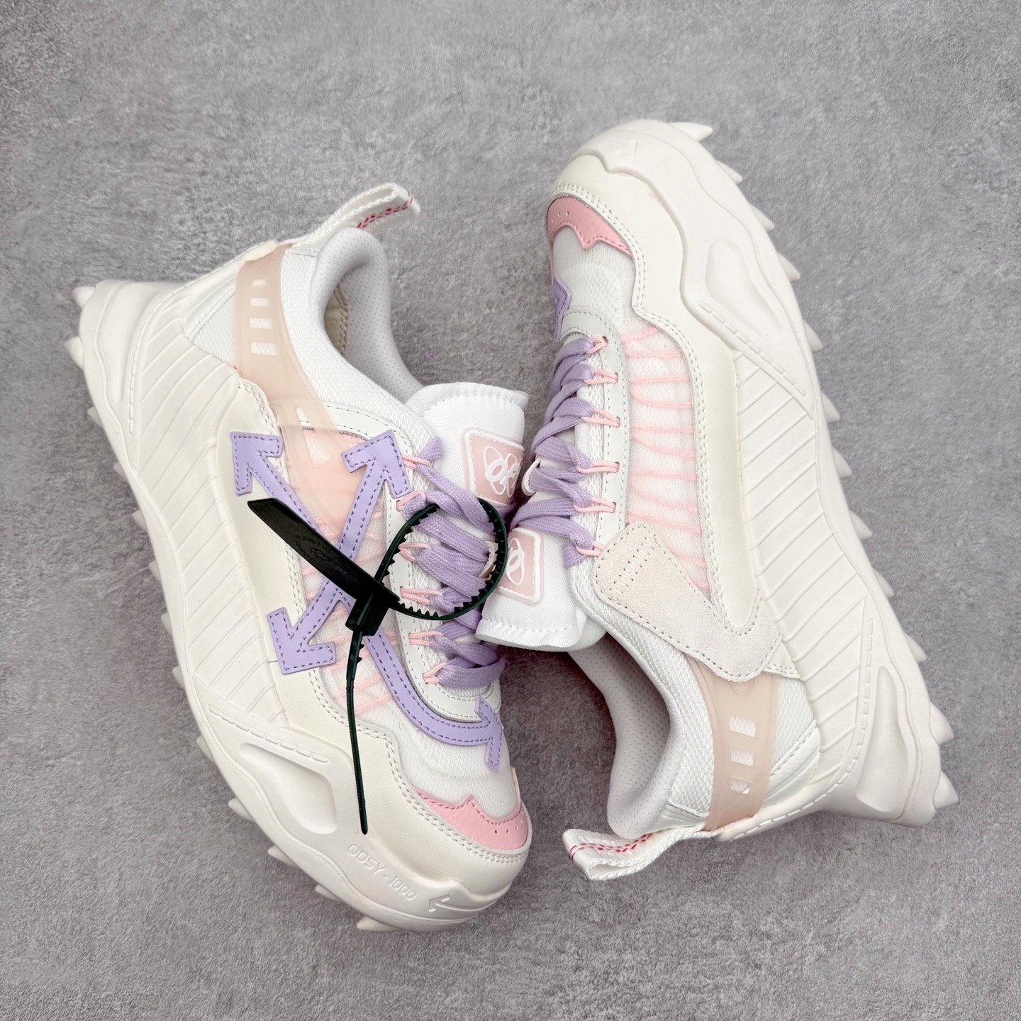 图片[3]-＃KX OFF-WHITE ODSY OW皮革缓震休闲运动鞋 春夏走秀款球鞋 所有配件均通过定做出产正品裁片 原版比例大箭头定制网眼布双拼牛皮进口机器针车 数控针距精准做工不输大牌里层为高密度透气网眼布/垫脚羊皮私模重工抓地橡胶底 后跟坡度最贴切原版鞋型脱模 厚底约4CM 原盒包装配 TPU大底 尺码：36 37 38 39 40 41 42 43 44 45 46 47-选品中心